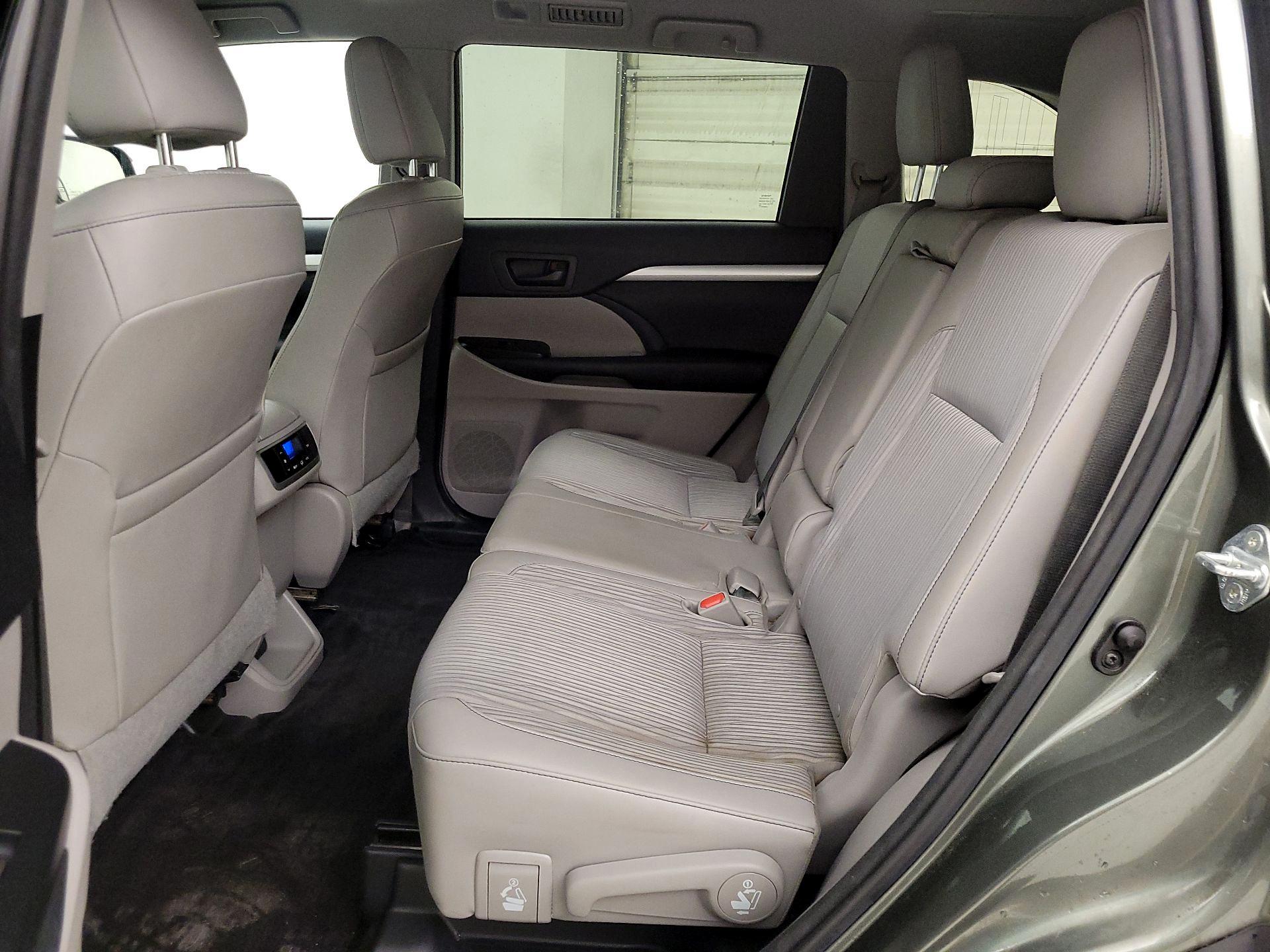 Thumbnail: 2015 Toyota Highlander - 19