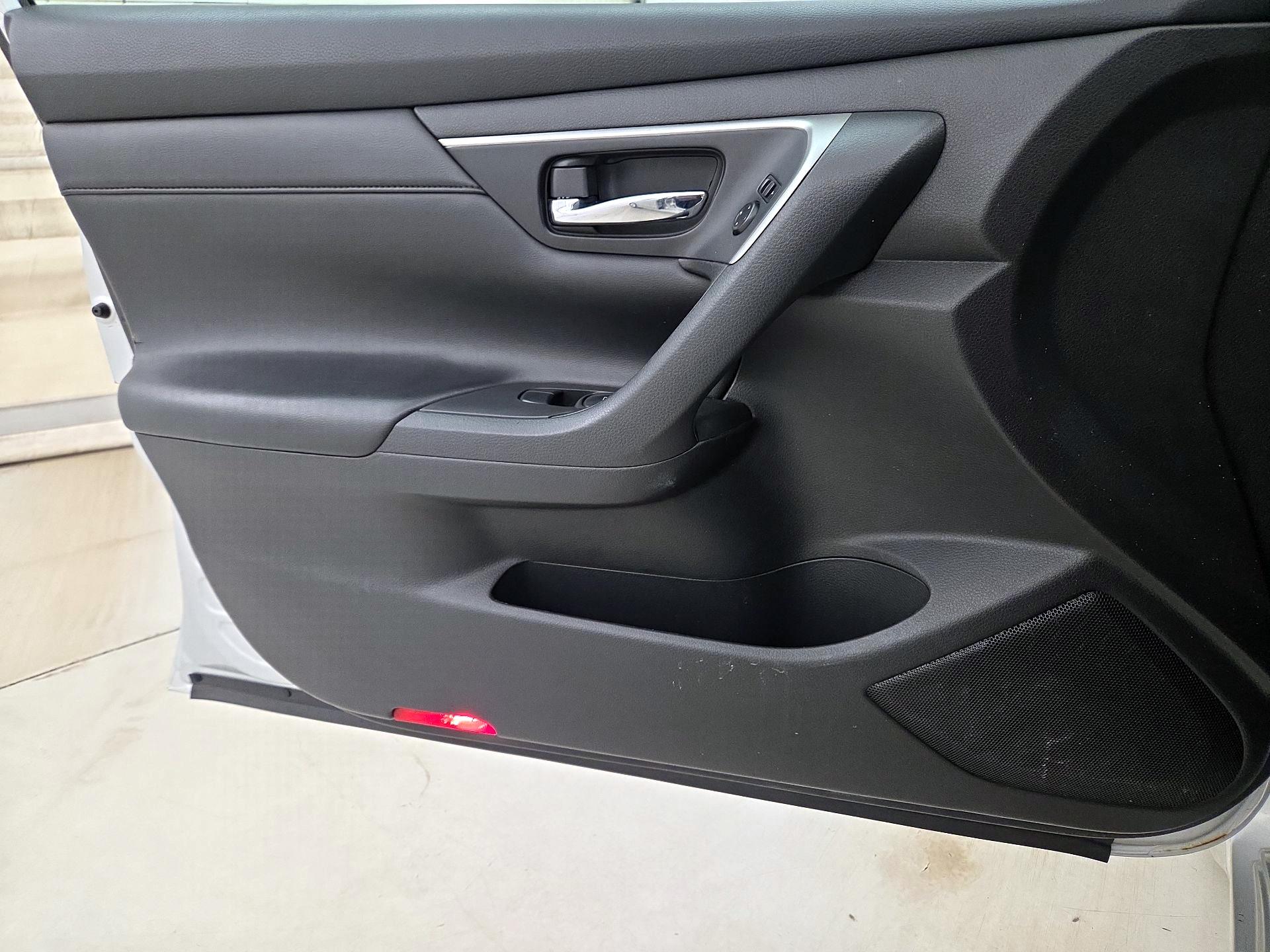 Thumbnail: 2015 Nissan Altima - 12