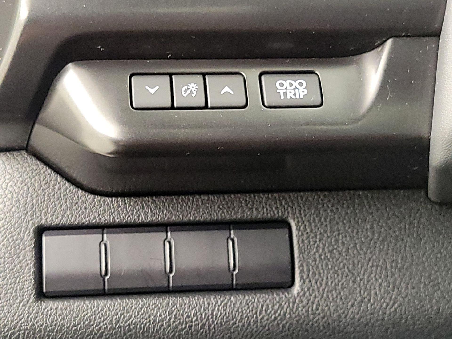 Thumbnail: 2022 Lexus UX - 13