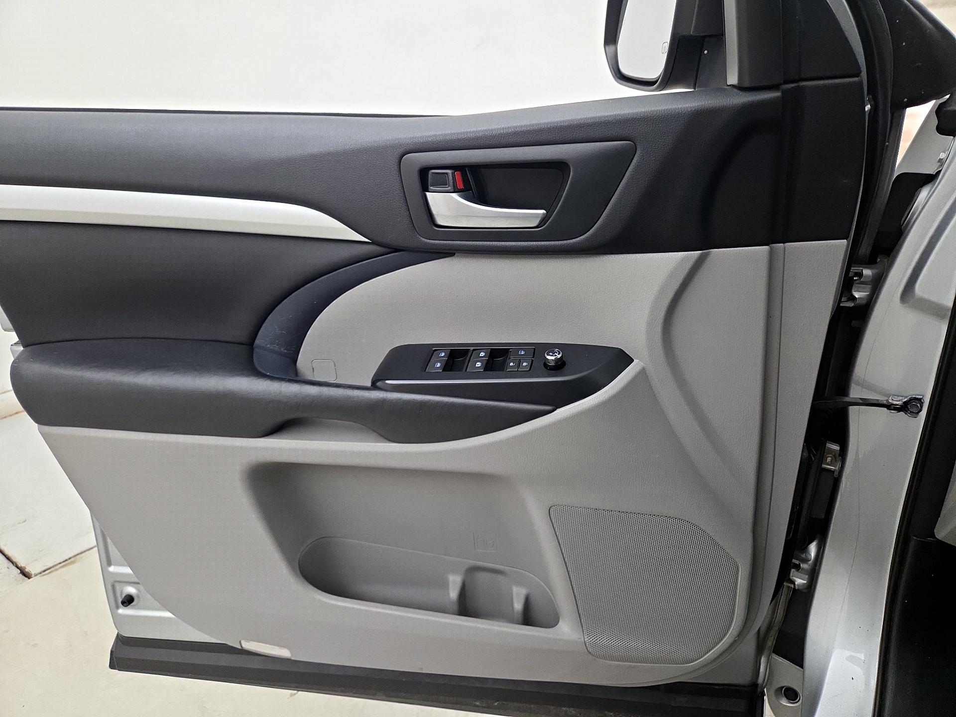 Thumbnail: 2018 Toyota Highlander - 12