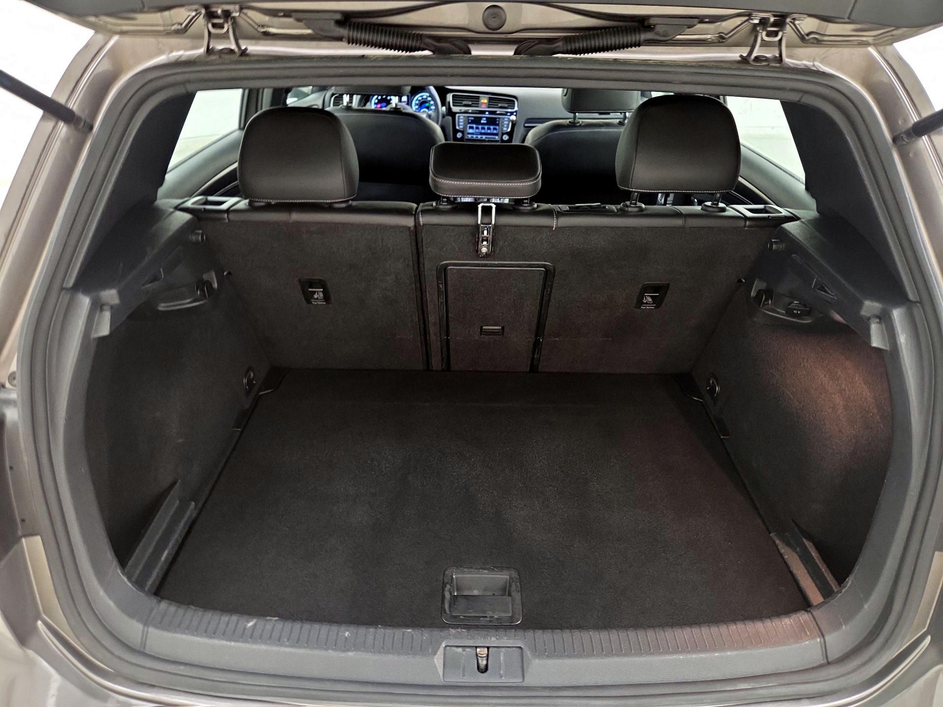 Thumbnail: 2016 Volkswagen Golf - 20