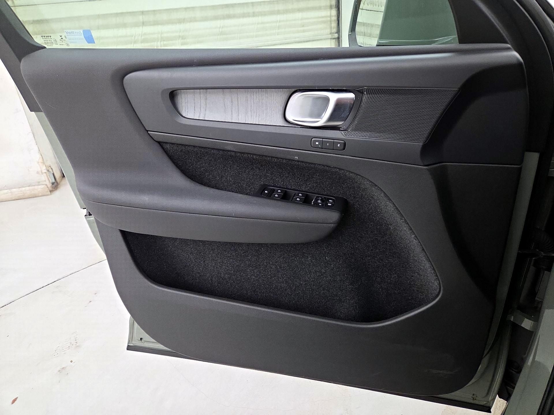 Thumbnail: 2023 Volvo XC40 - 12