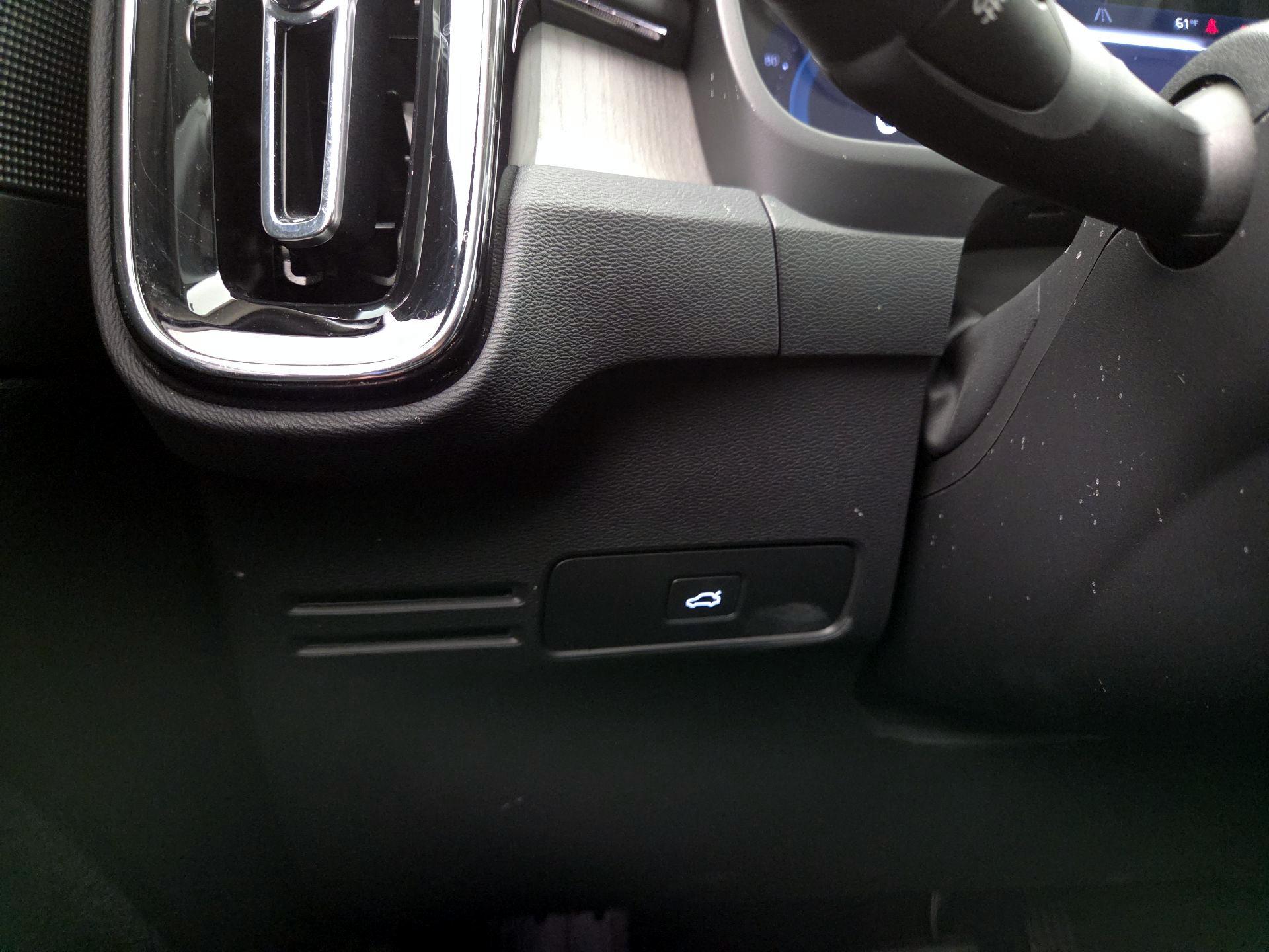 Thumbnail: 2023 Volvo XC40 - 13