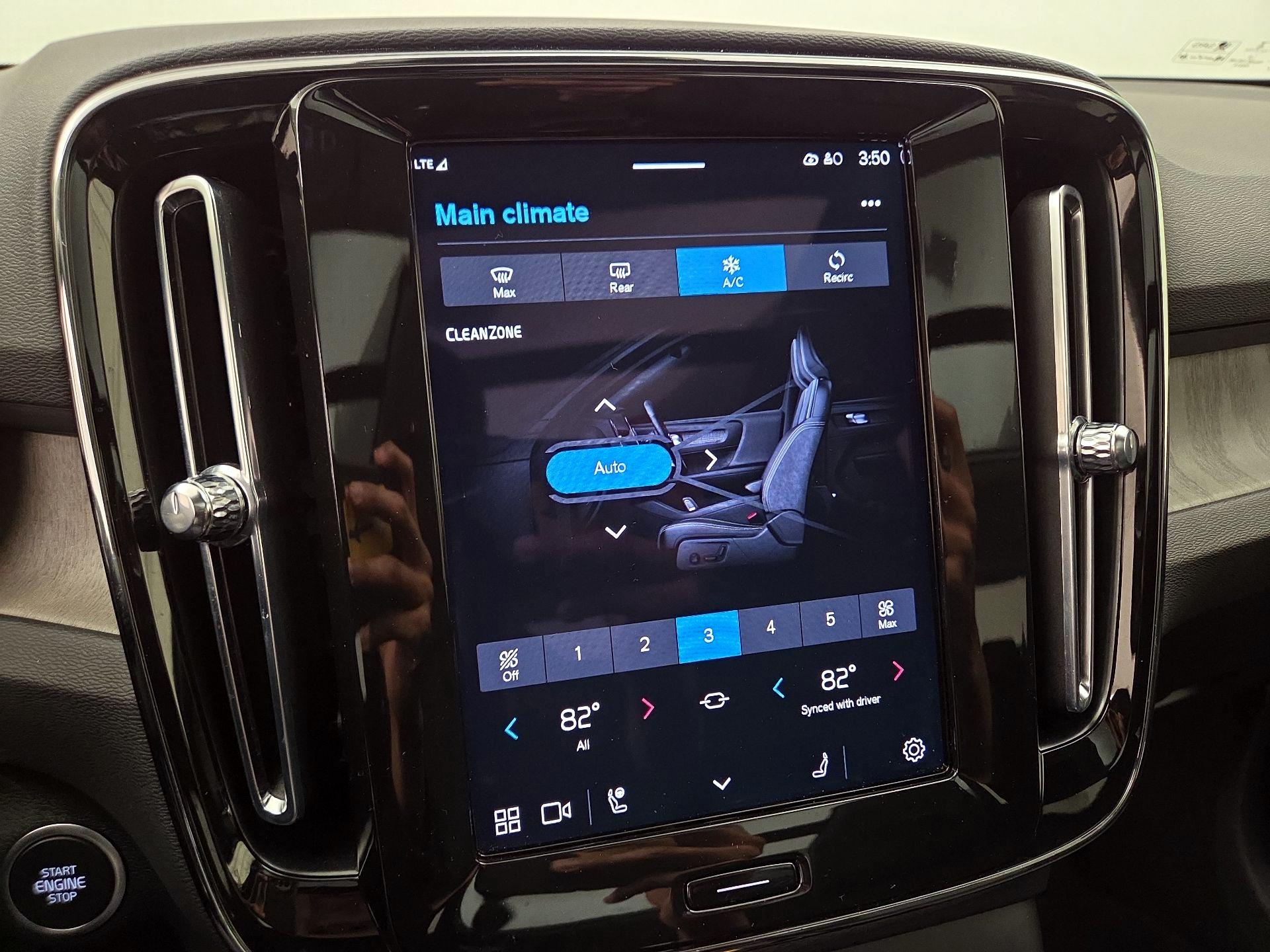 Thumbnail: 2023 Volvo XC40 - 17