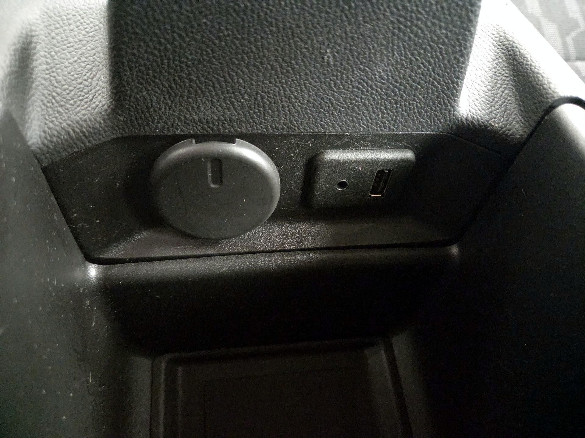 Thumbnail: 2015 Chevrolet Volt - 17