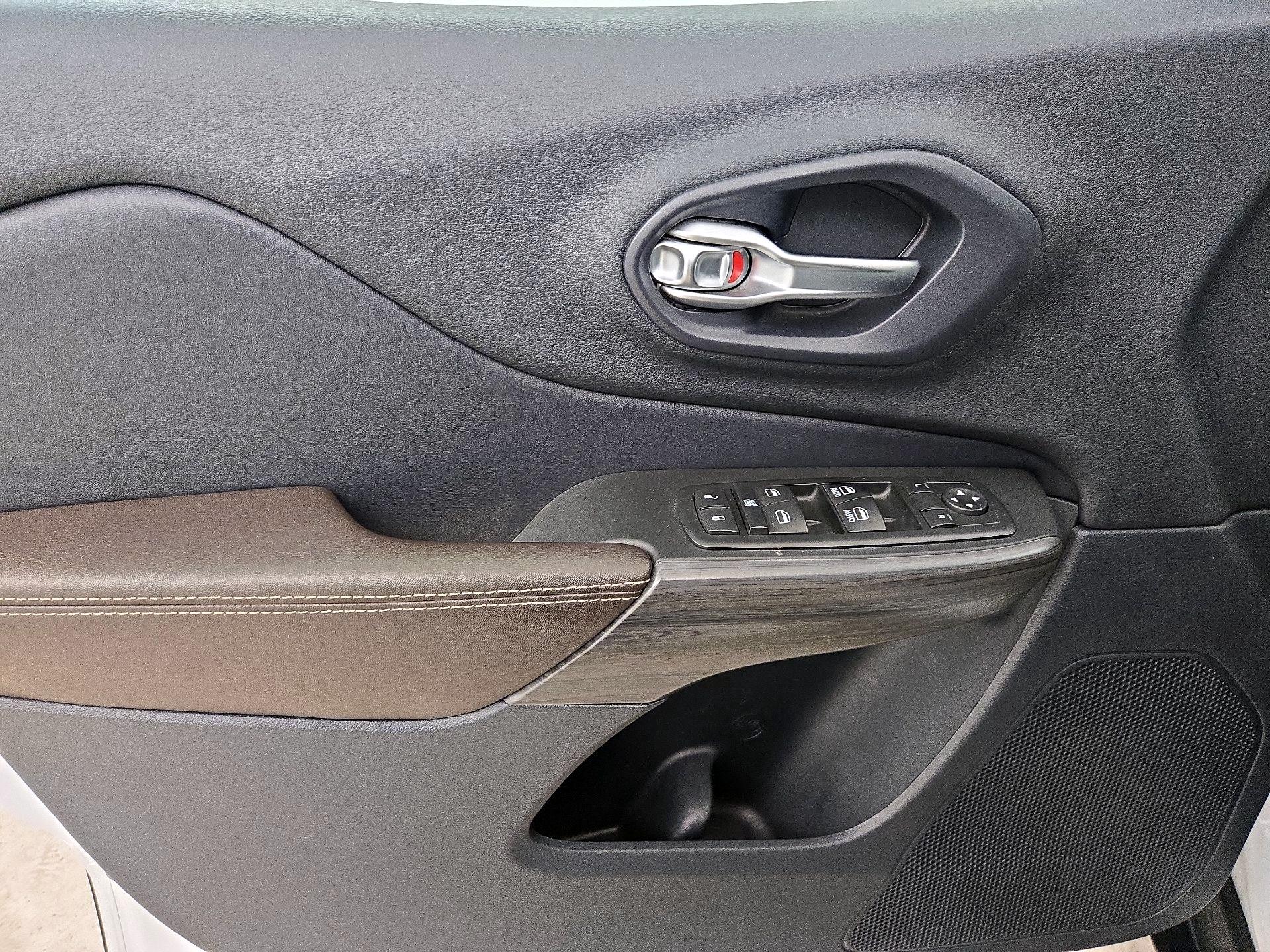 Thumbnail: 2015 Jeep Cherokee - 12