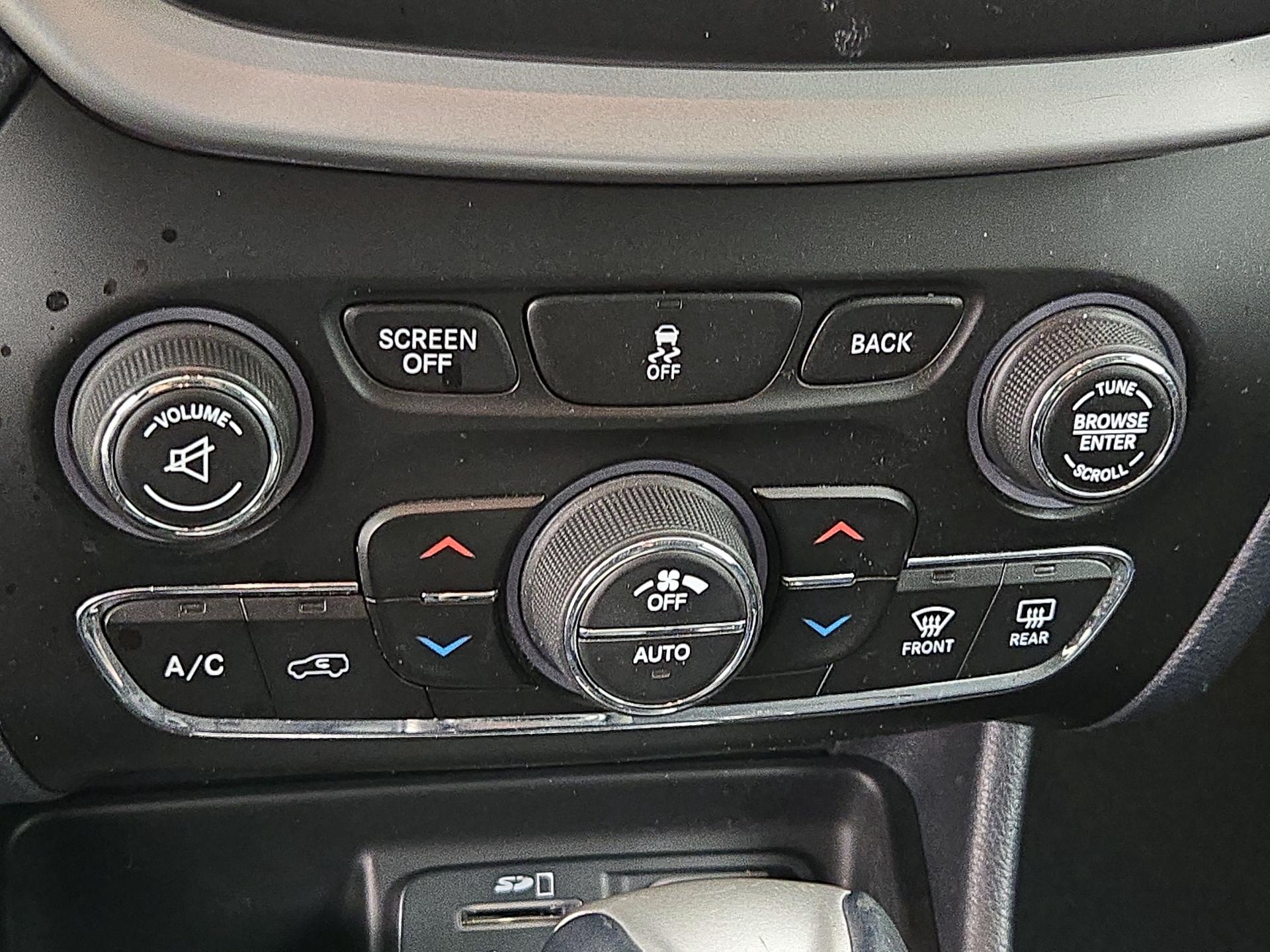 Thumbnail: 2015 Jeep Cherokee - 17