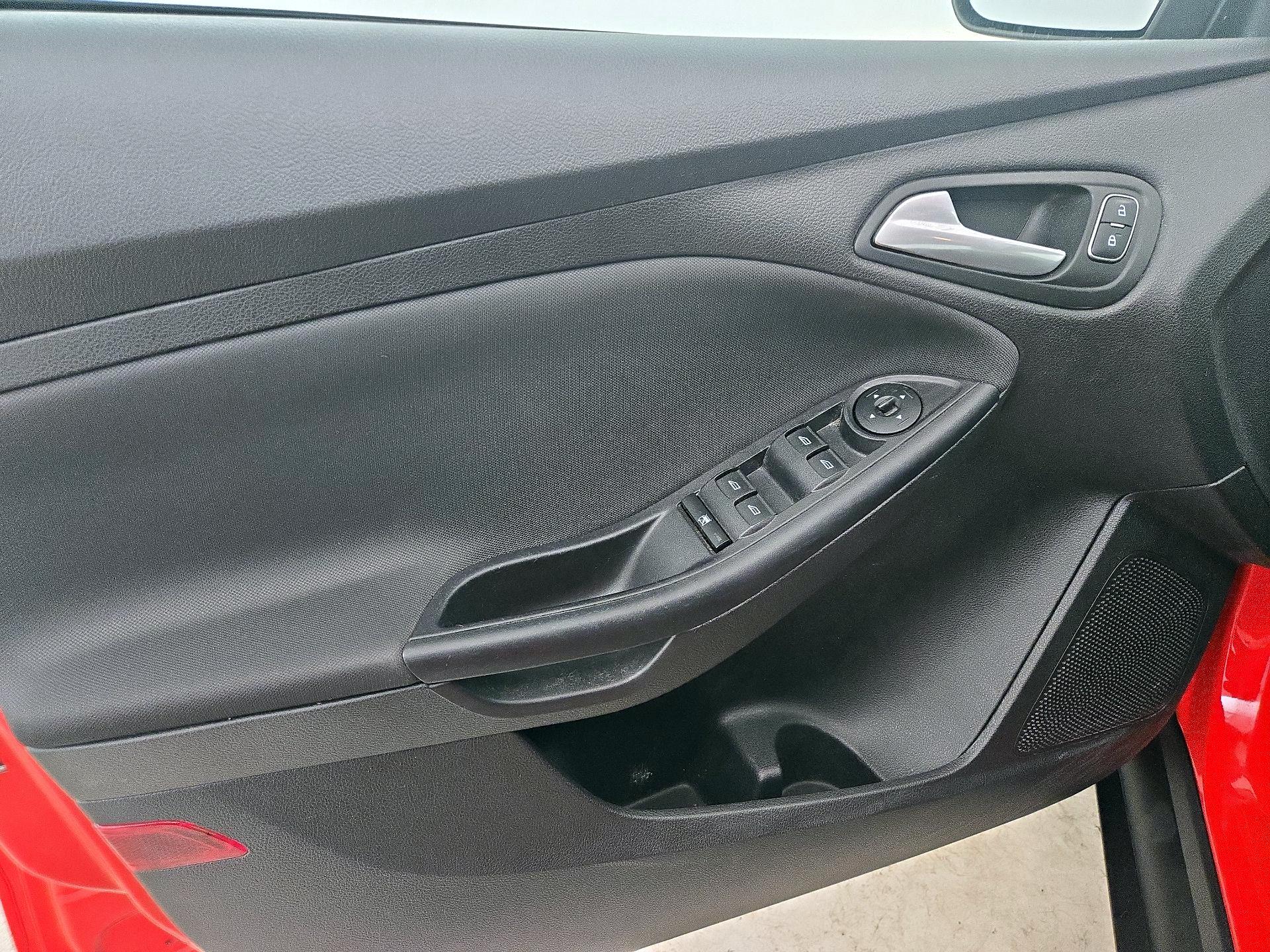 Thumbnail: 2015 Ford Focus - 12