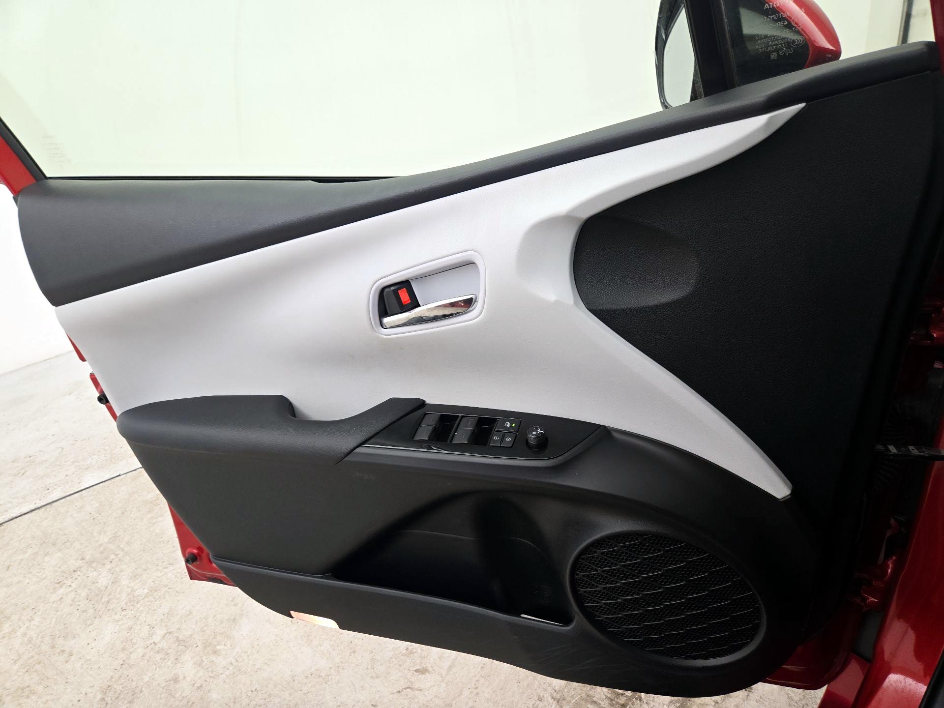 Thumbnail: 2019 Toyota Prius - 12