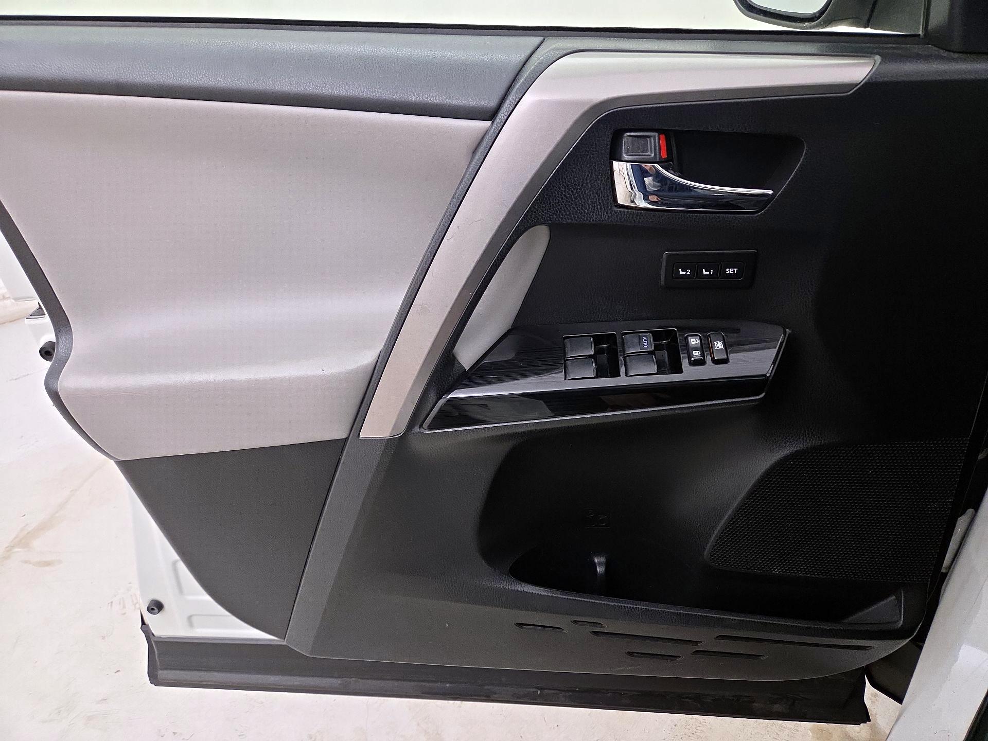 Thumbnail: 2018 Toyota RAV4 - 12