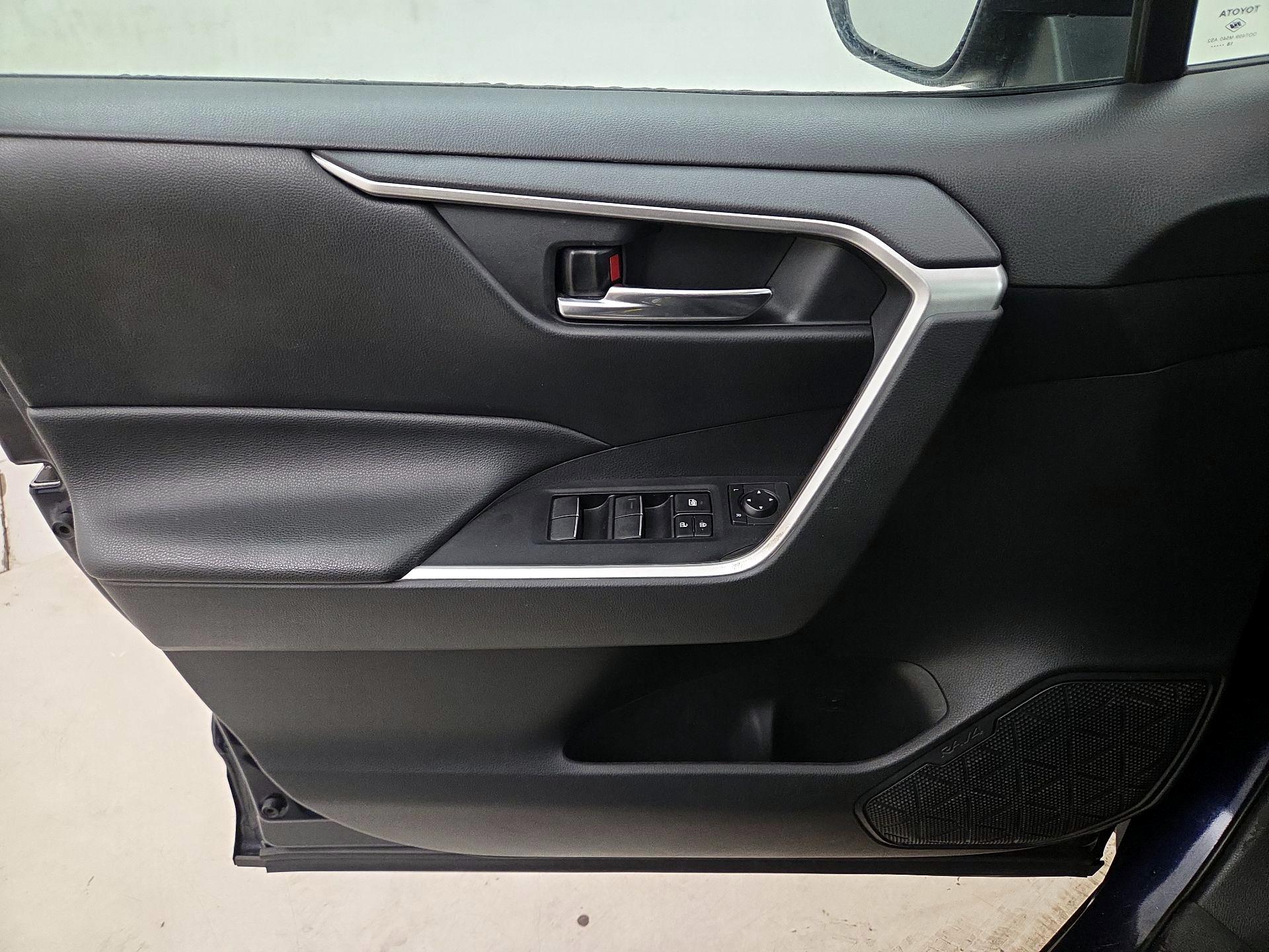 Thumbnail: 2019 Toyota RAV4 - 12