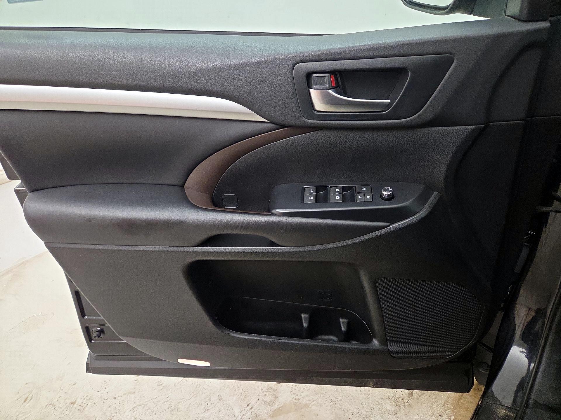 Thumbnail: 2019 Toyota Highlander - 12