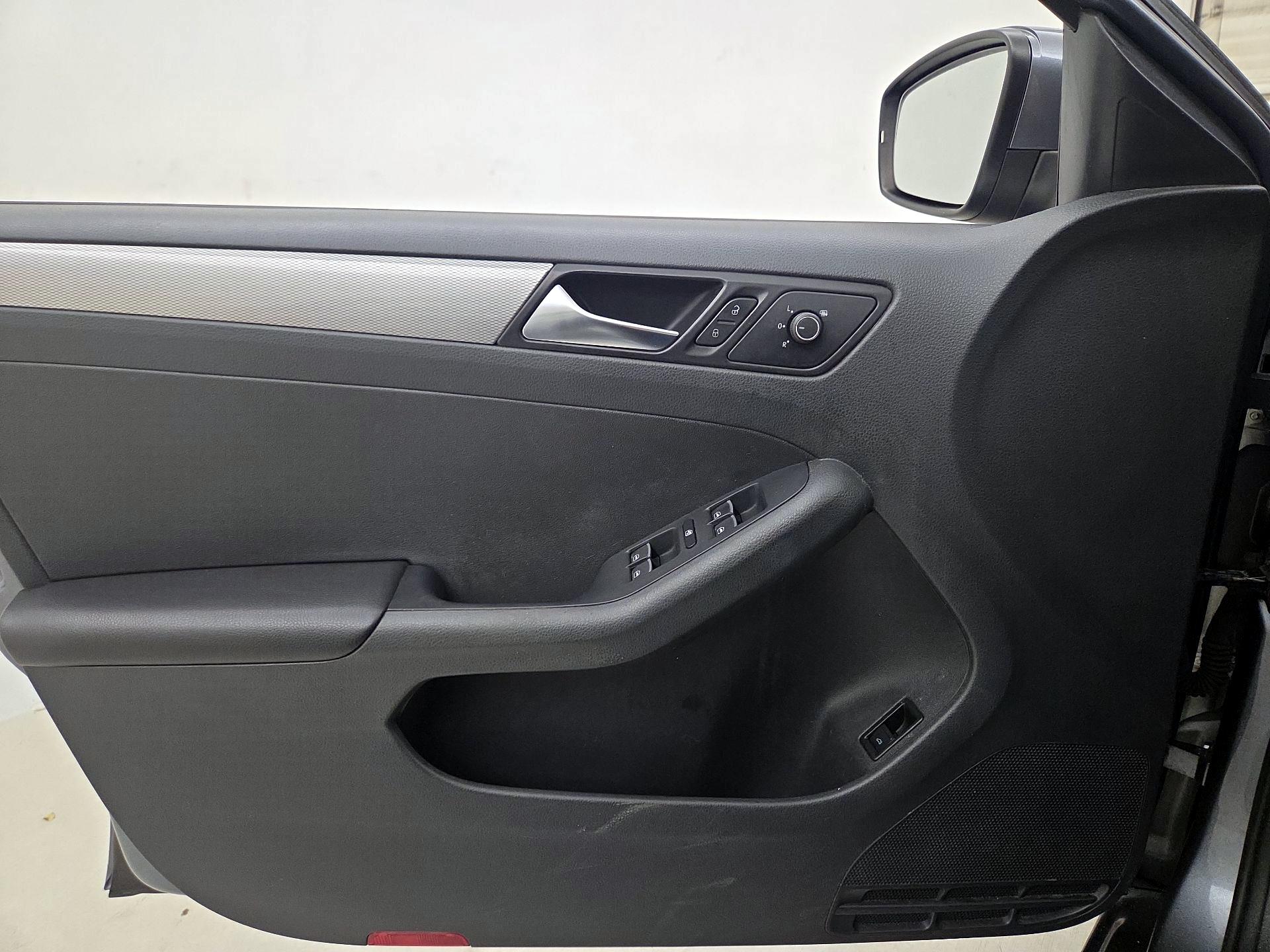 Thumbnail: 2015 Volkswagen Jetta - 12