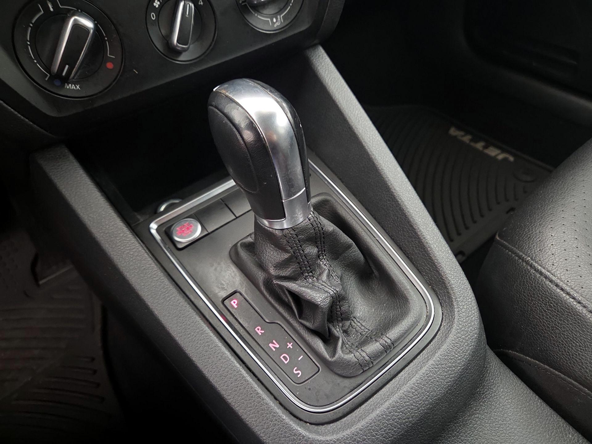 Thumbnail: 2015 Volkswagen Jetta - 17