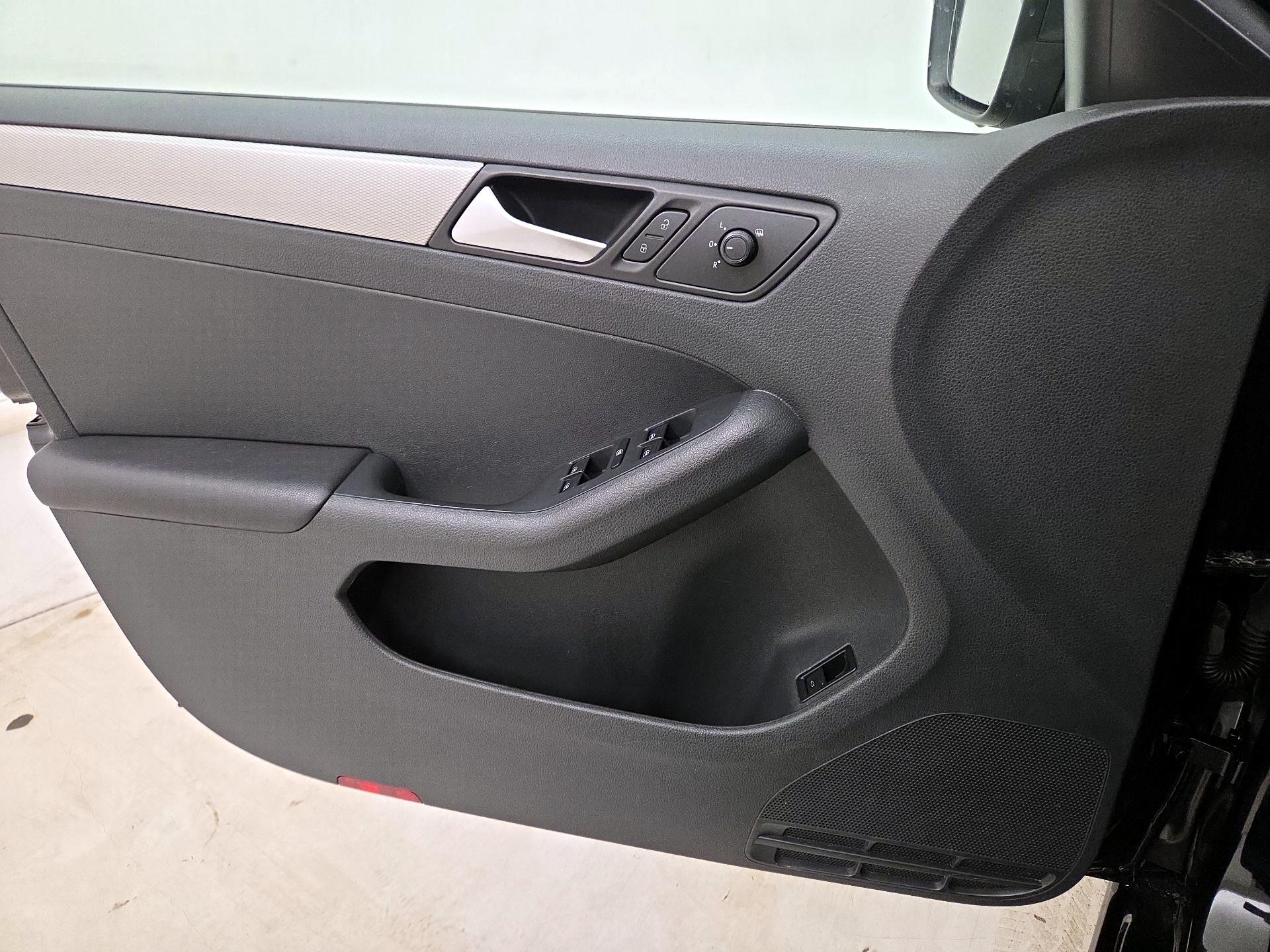 Thumbnail: 2017 Volkswagen Jetta - 10