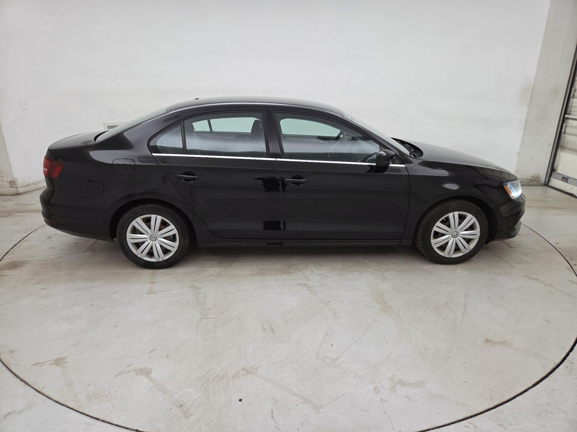 Thumbnail: 2017 Volkswagen Jetta - 4