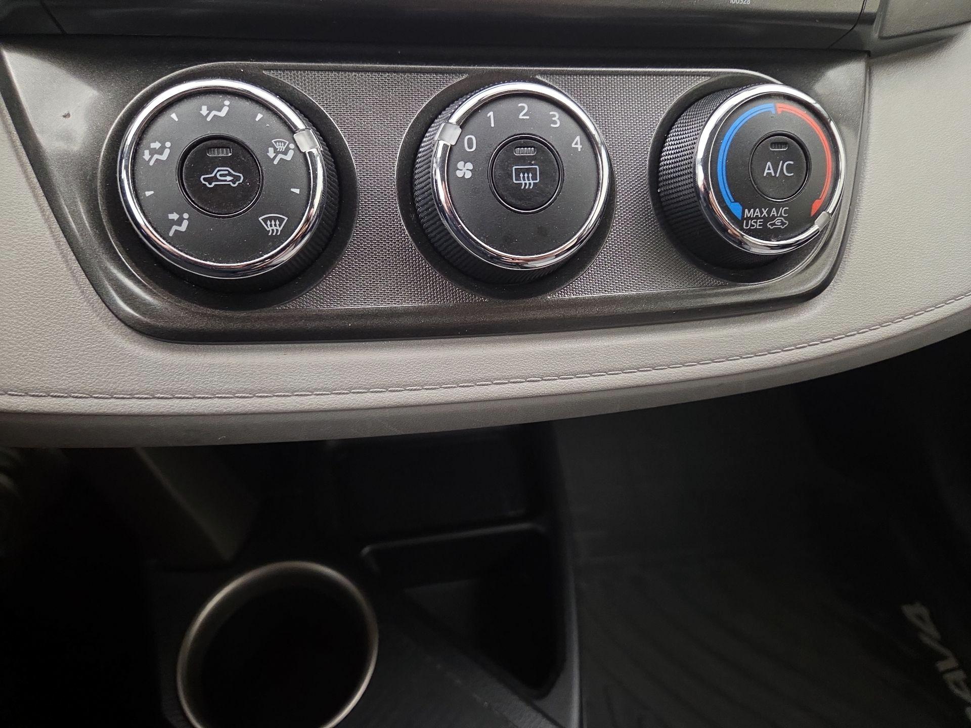 Thumbnail: 2014 Toyota RAV4 - 16