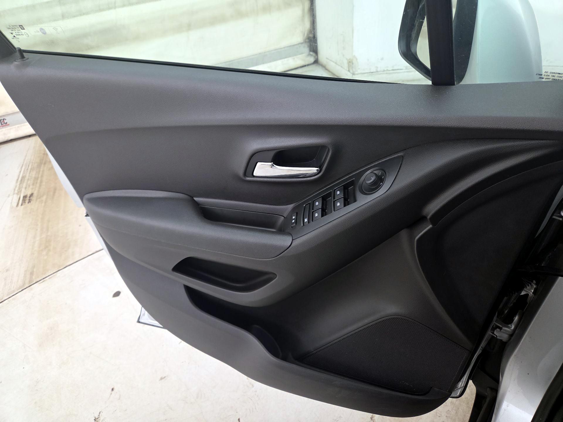 Thumbnail: 2017 Chevrolet Trax - 12