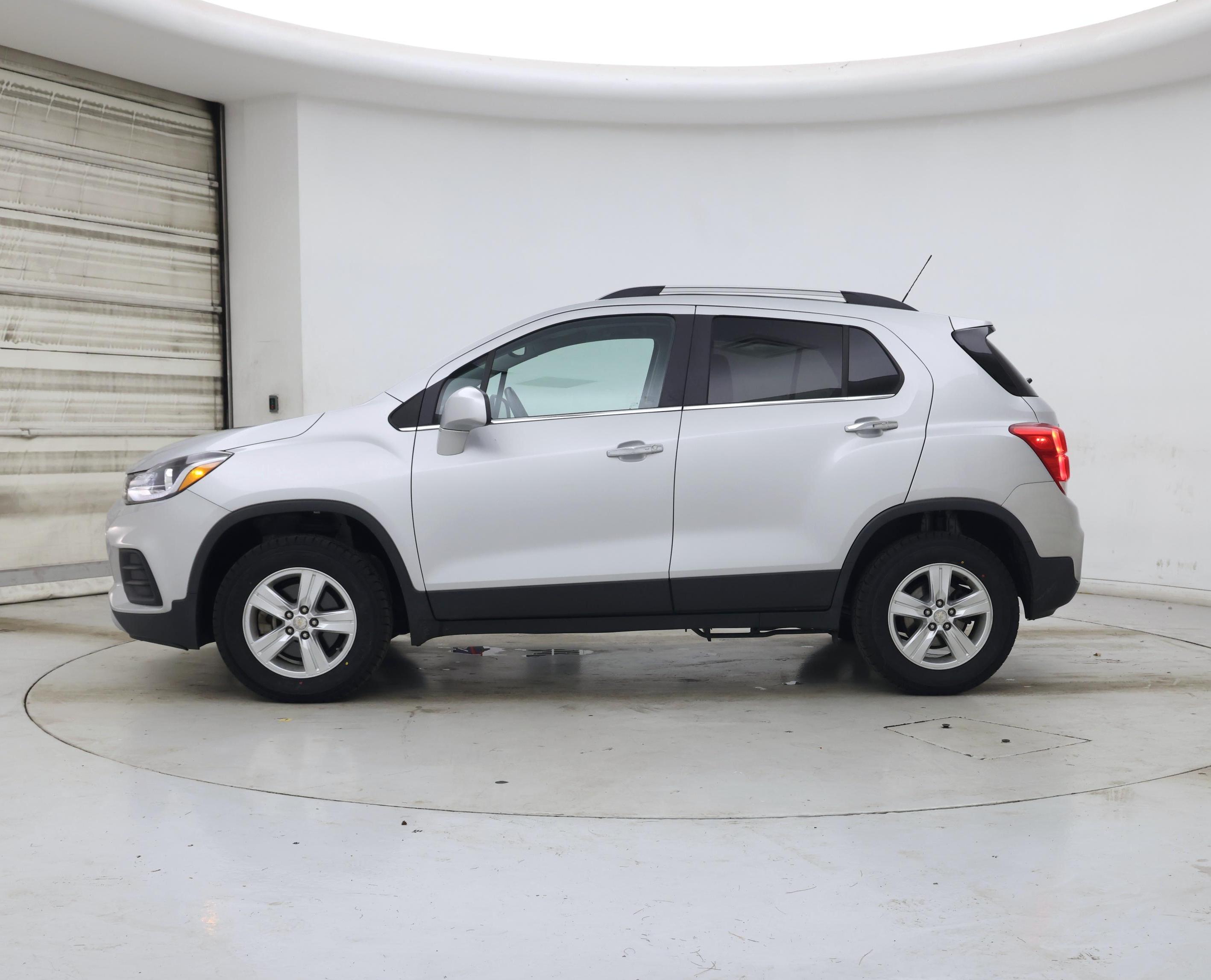 Thumbnail: 2017 Chevrolet Trax - 3