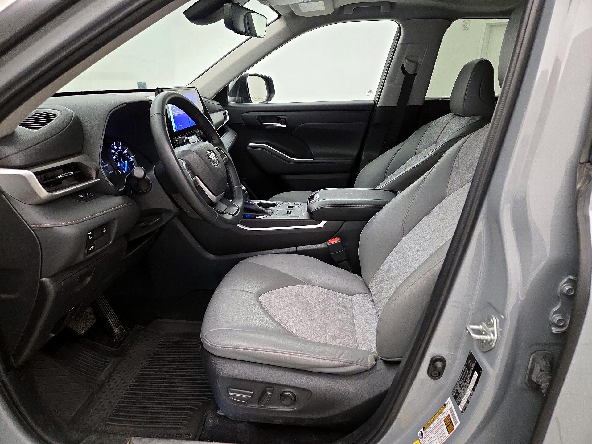 Thumbnail: 2023 Toyota Highlander - 11