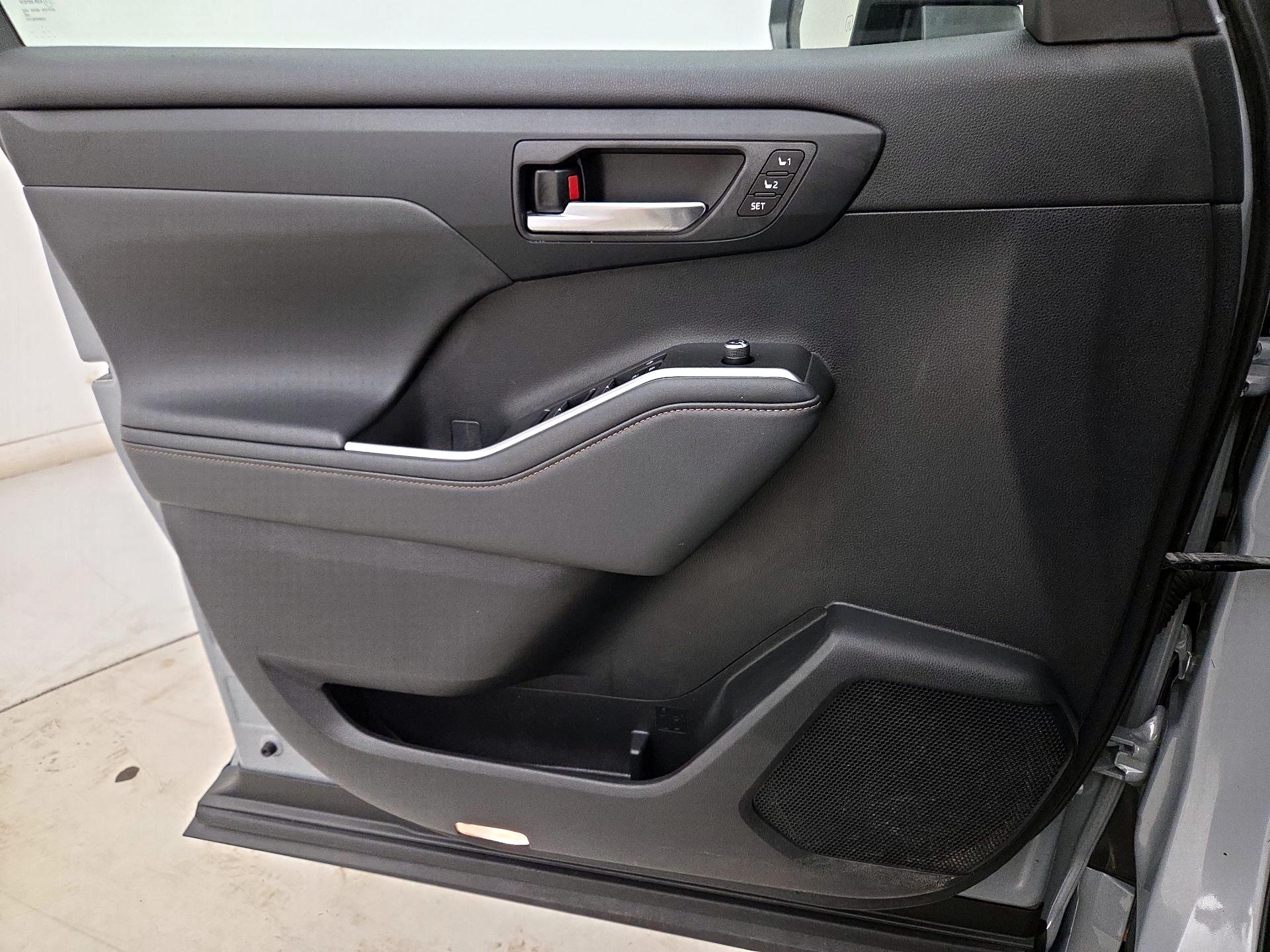 Thumbnail: 2023 Toyota Highlander - 12