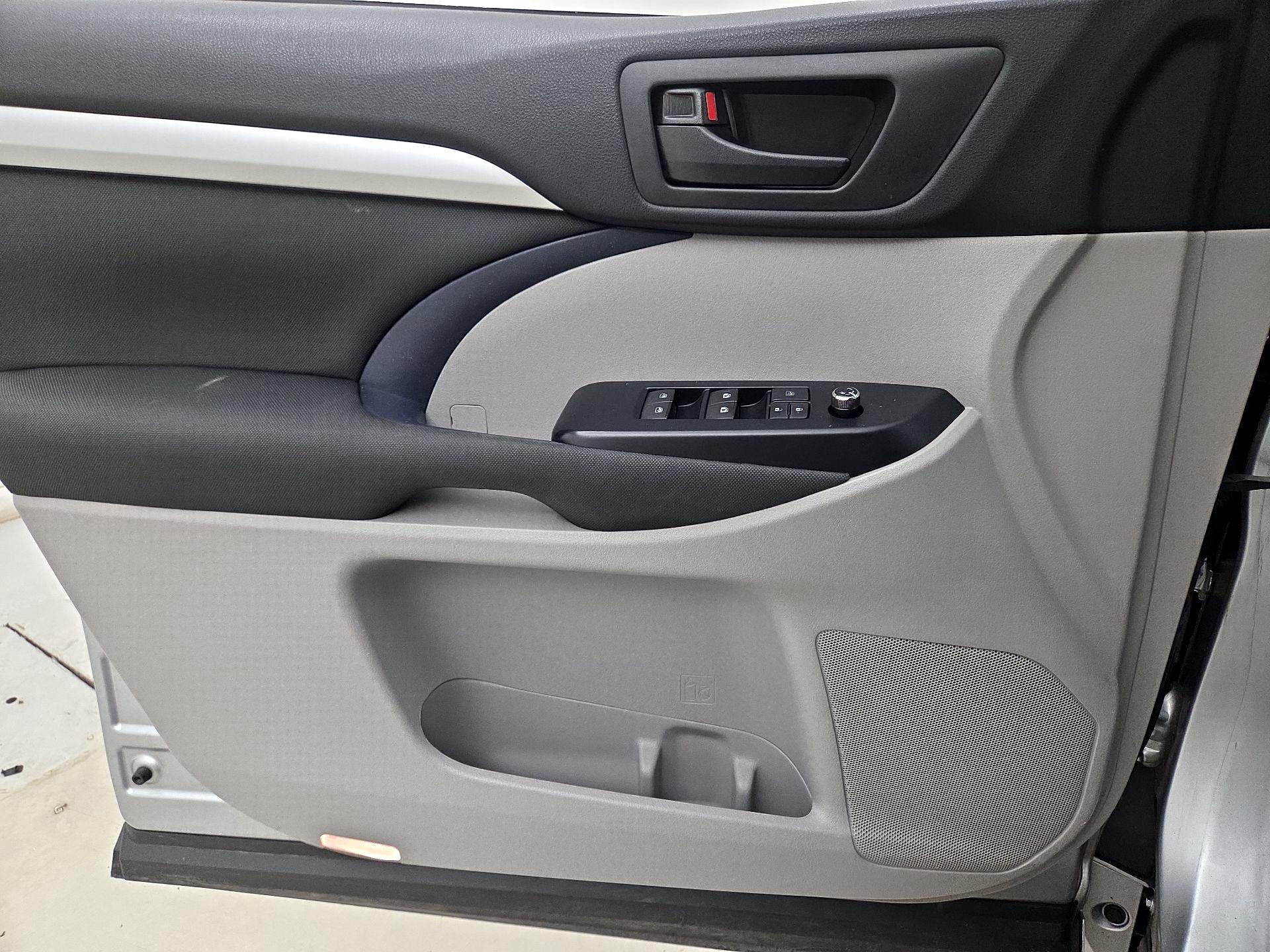 Thumbnail: 2015 Toyota Highlander - 12