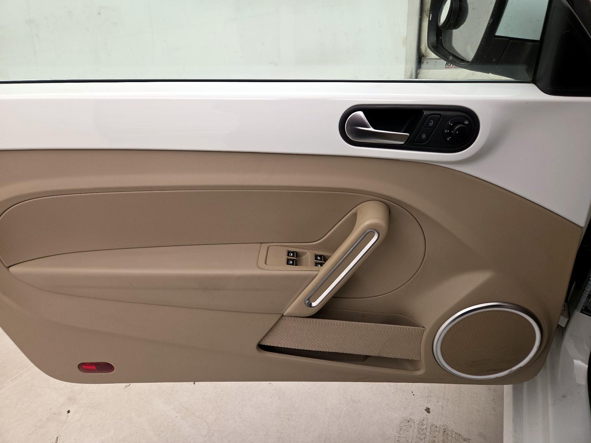 Thumbnail: 2014 Volkswagen Beetle - 12