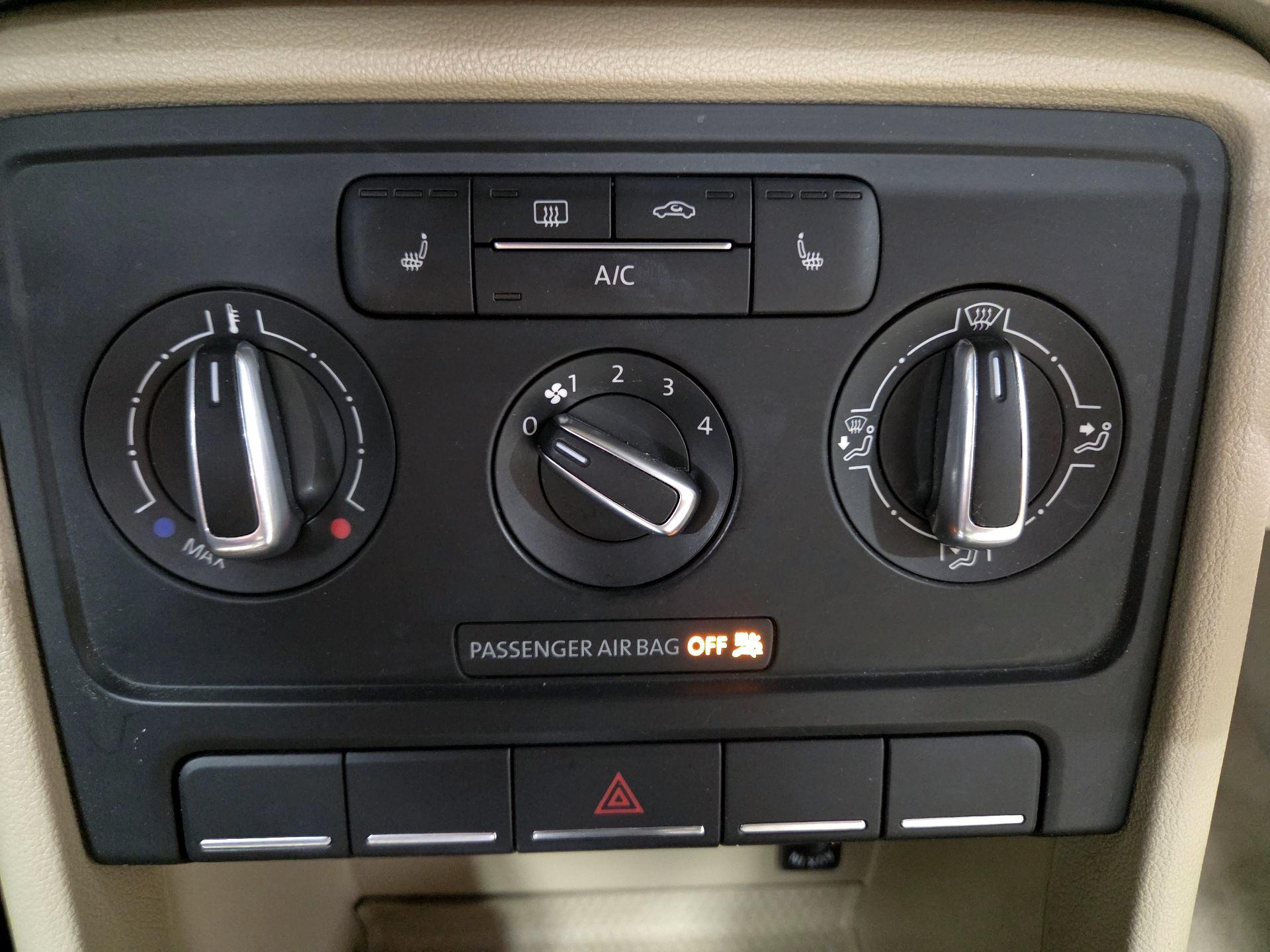 Thumbnail: 2014 Volkswagen Beetle - 15