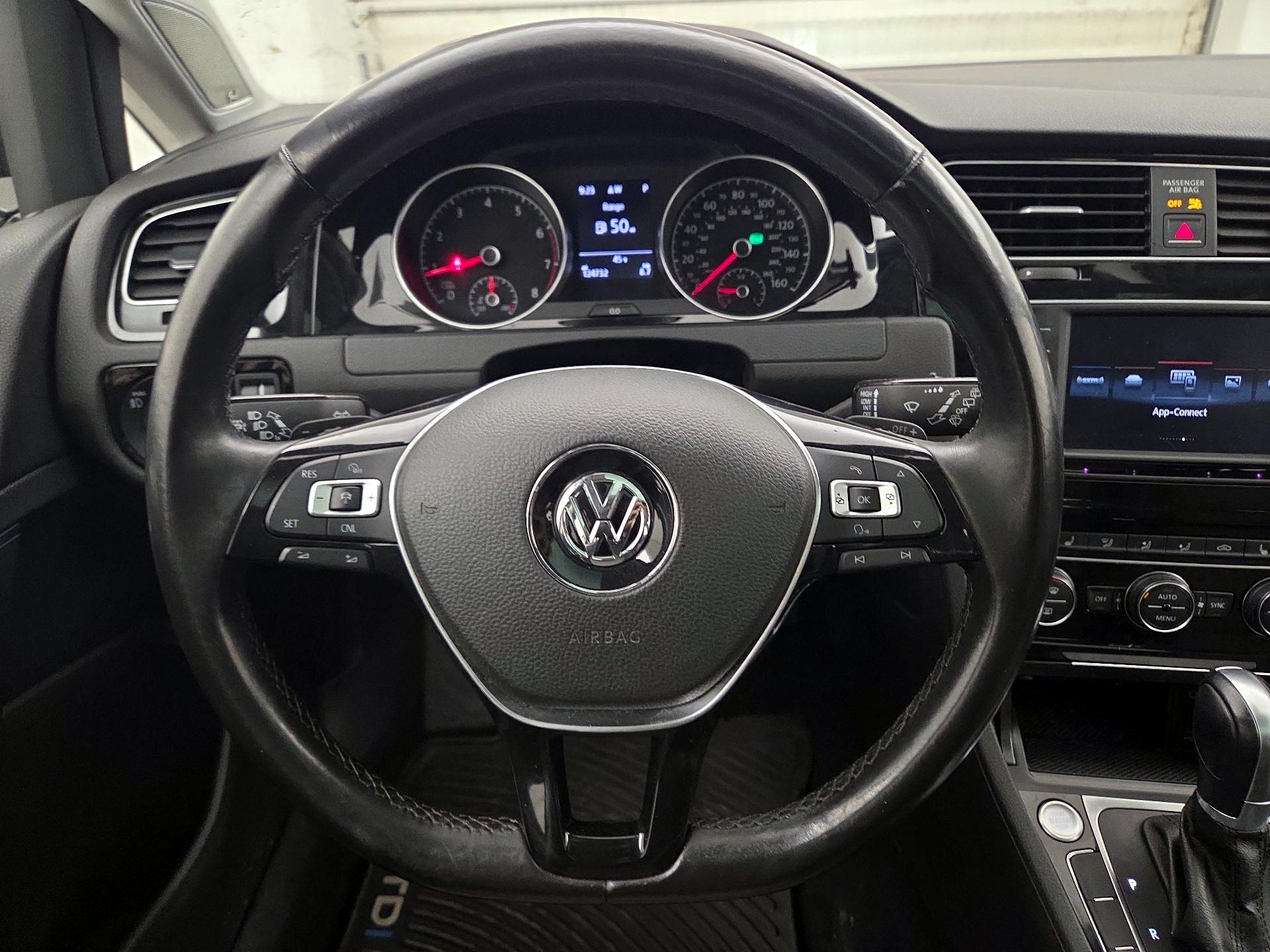 Thumbnail: 2016 Volkswagen Golf - 10