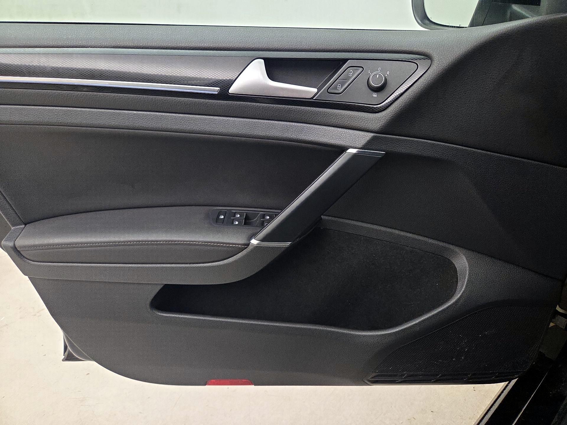 Thumbnail: 2016 Volkswagen Golf - 12