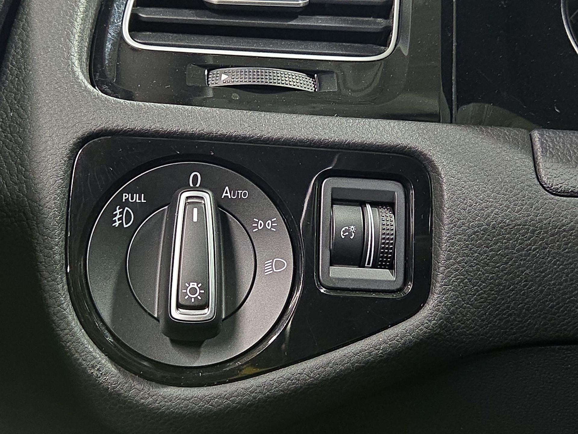 Thumbnail: 2016 Volkswagen Golf - 13