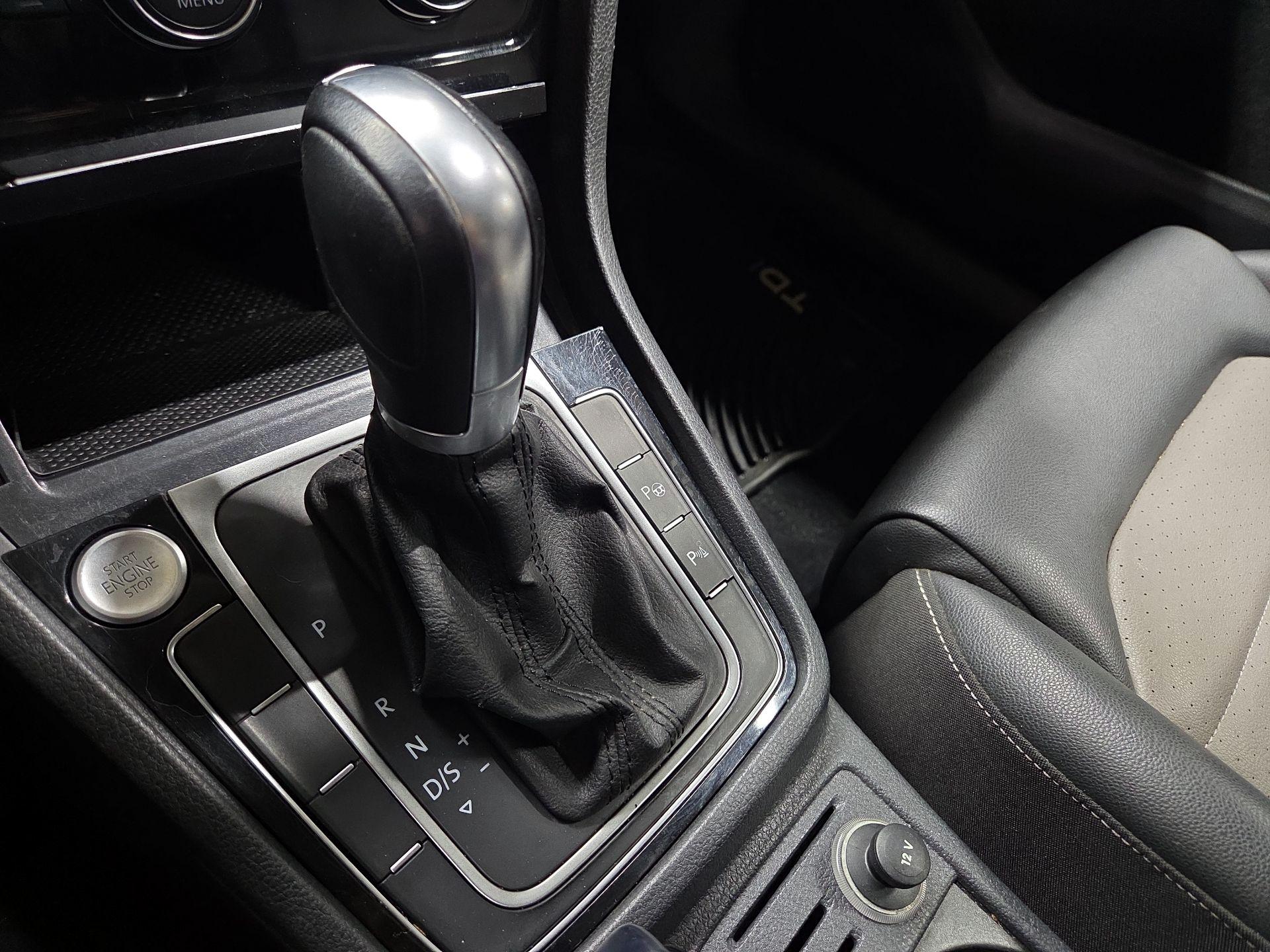 Thumbnail: 2016 Volkswagen Golf - 18