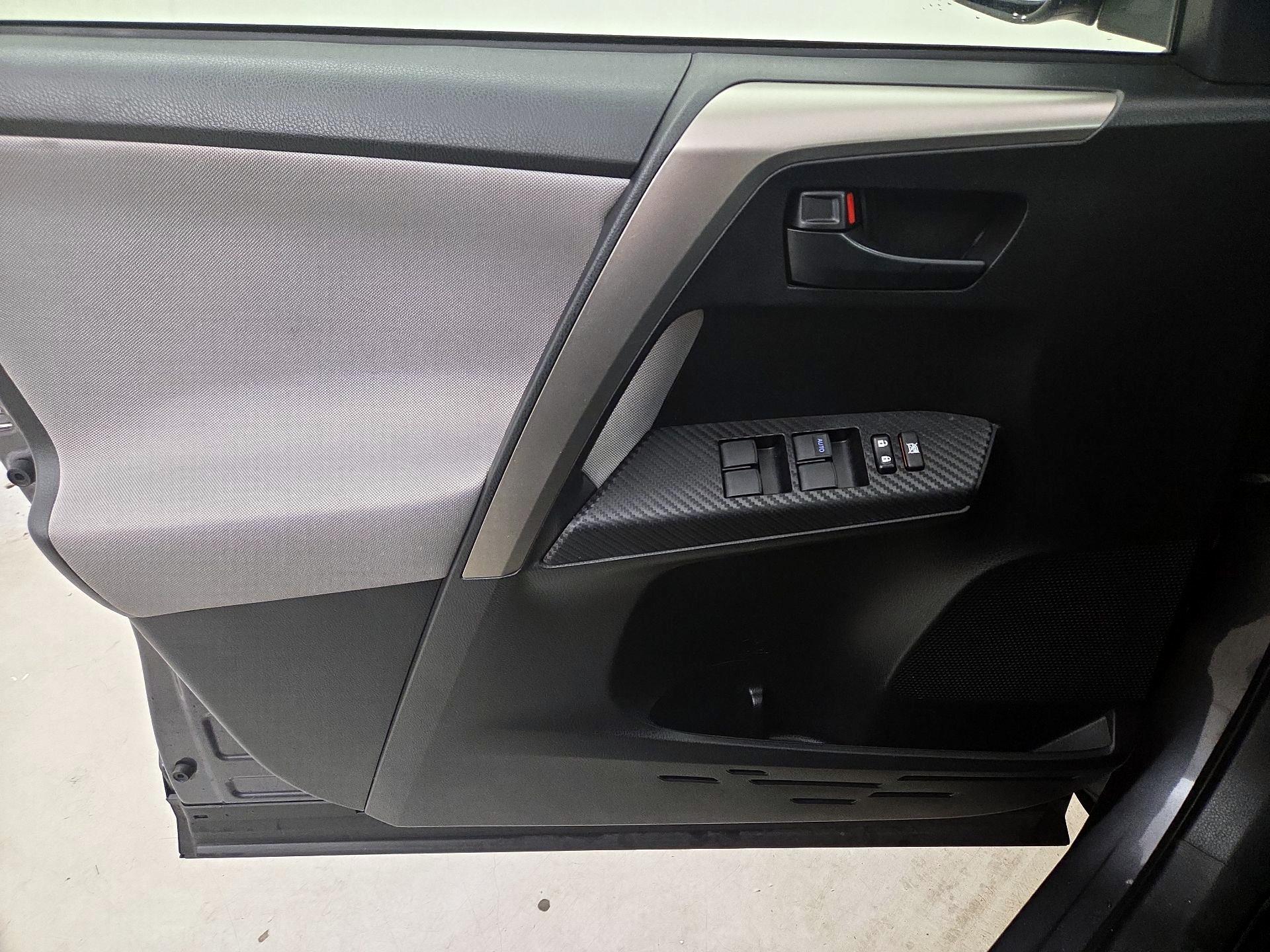 Thumbnail: 2015 Toyota RAV4 - 12