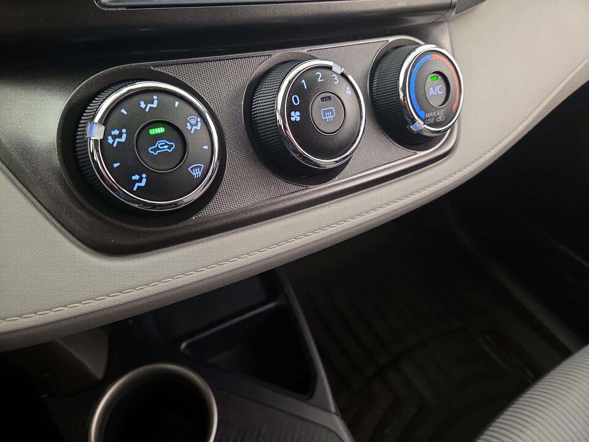 Thumbnail: 2015 Toyota RAV4 - 16