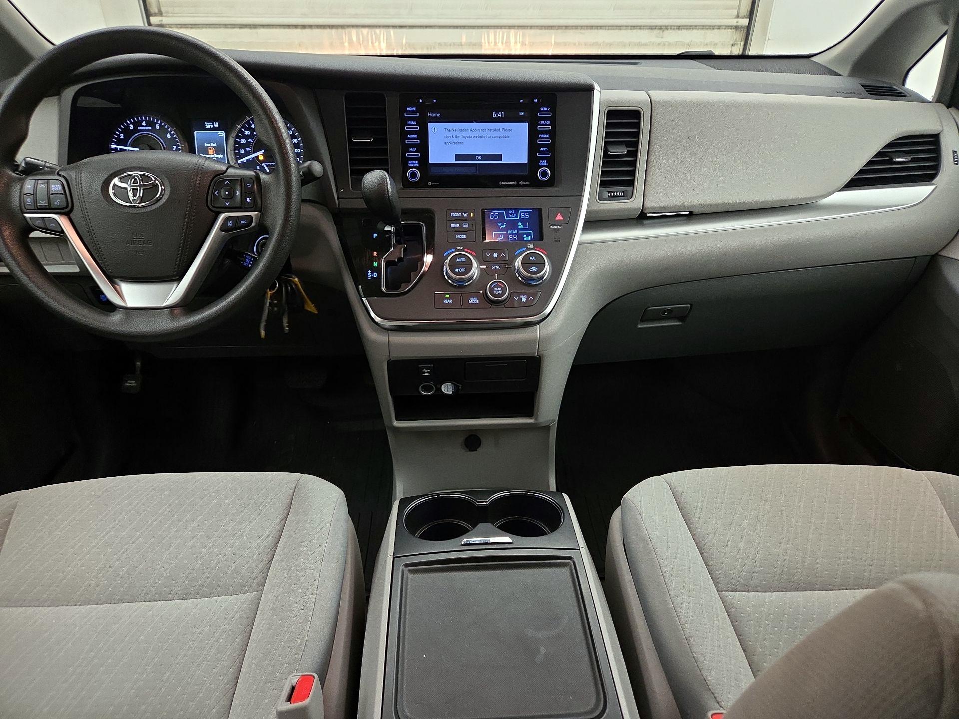 Thumbnail: 2019 Toyota Sienna - 9