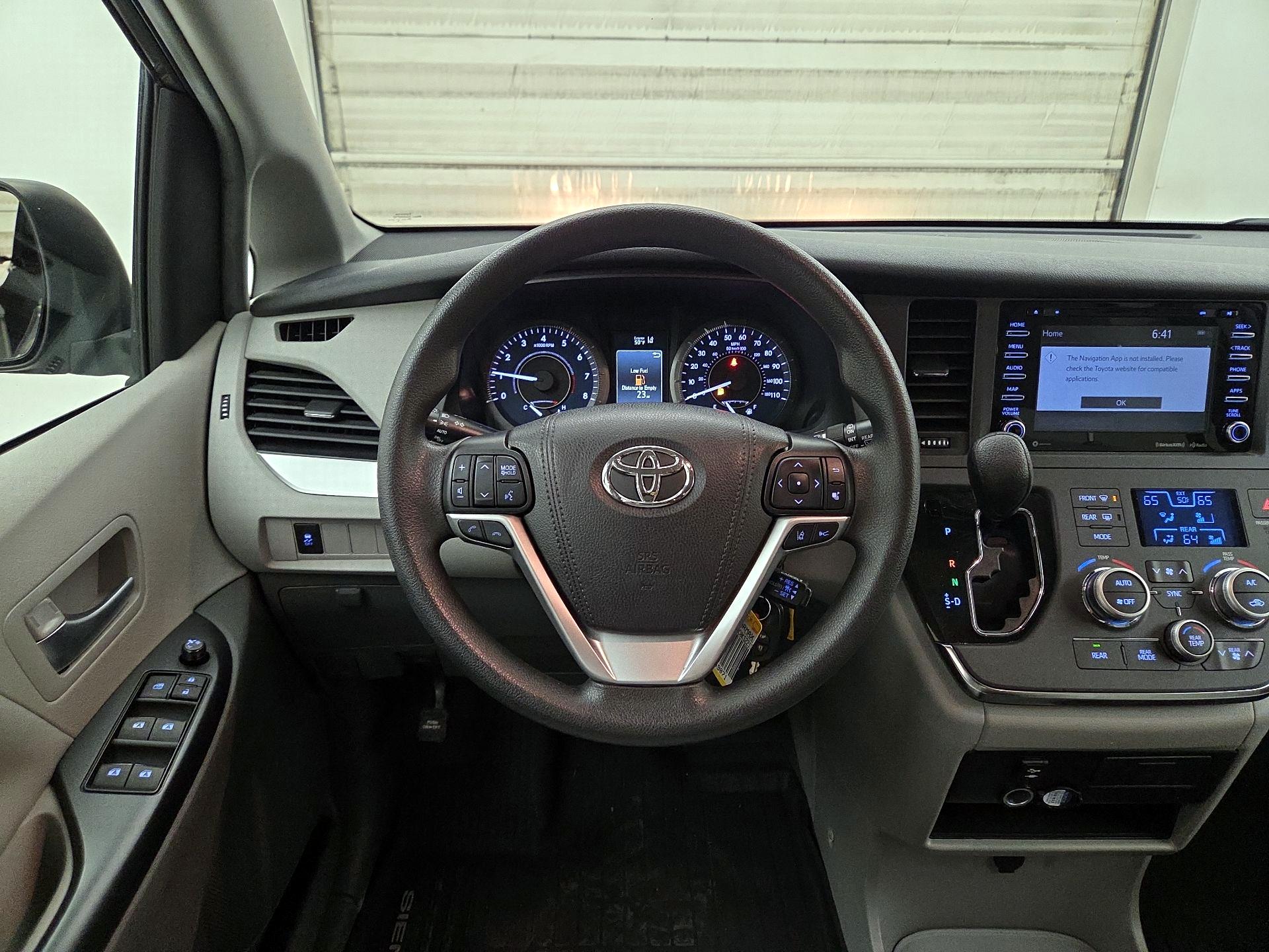 Thumbnail: 2019 Toyota Sienna - 10