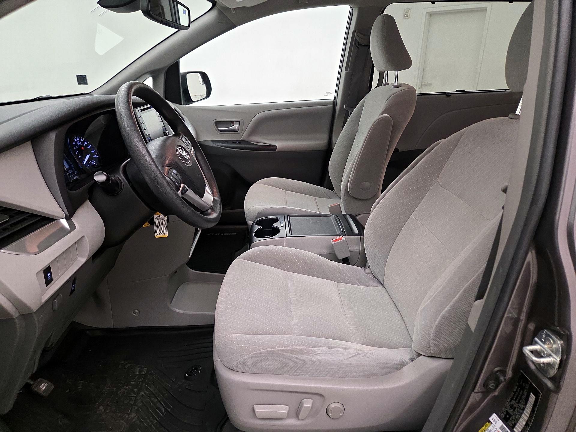 Thumbnail: 2019 Toyota Sienna - 11