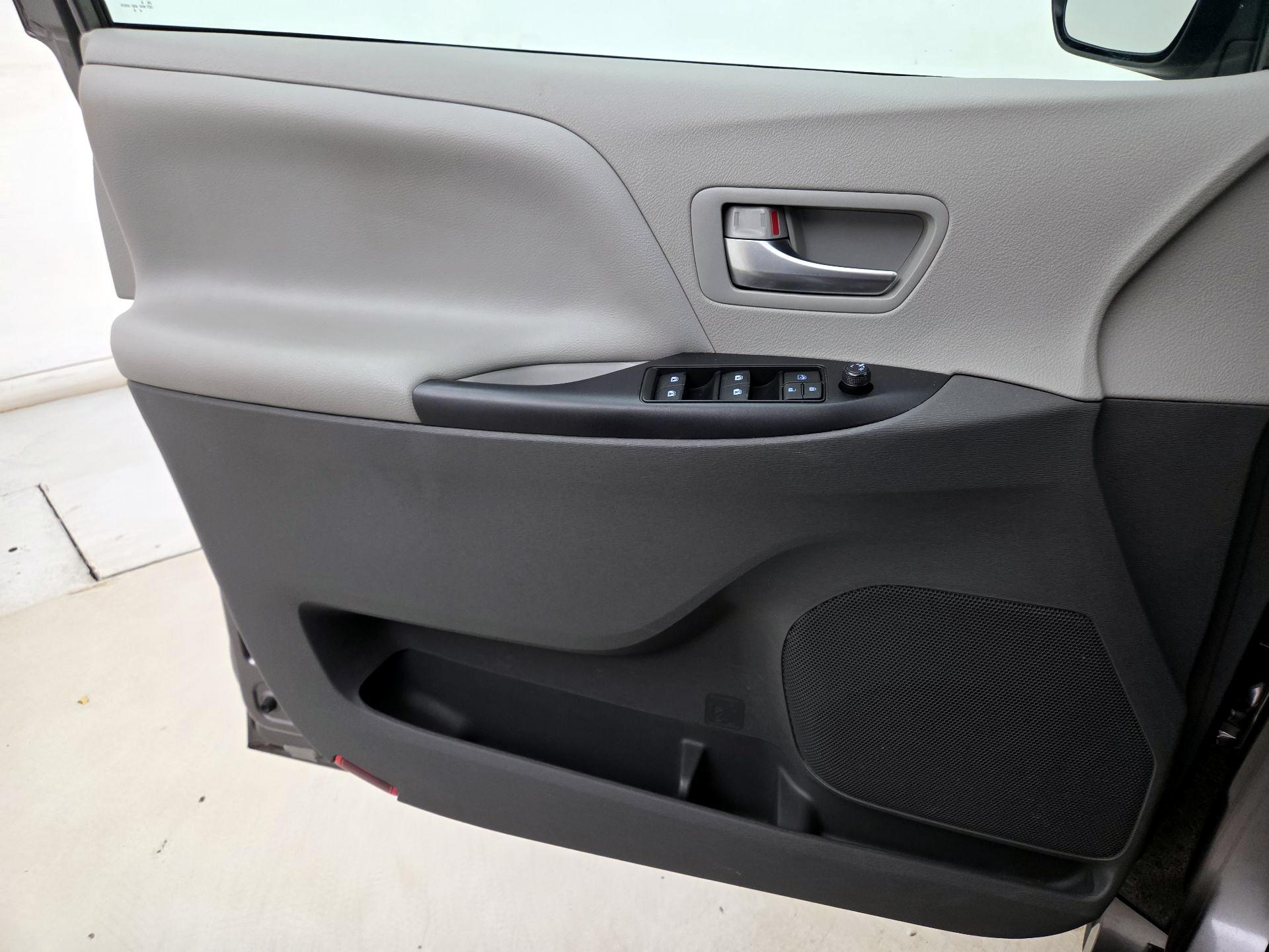 Thumbnail: 2019 Toyota Sienna - 12