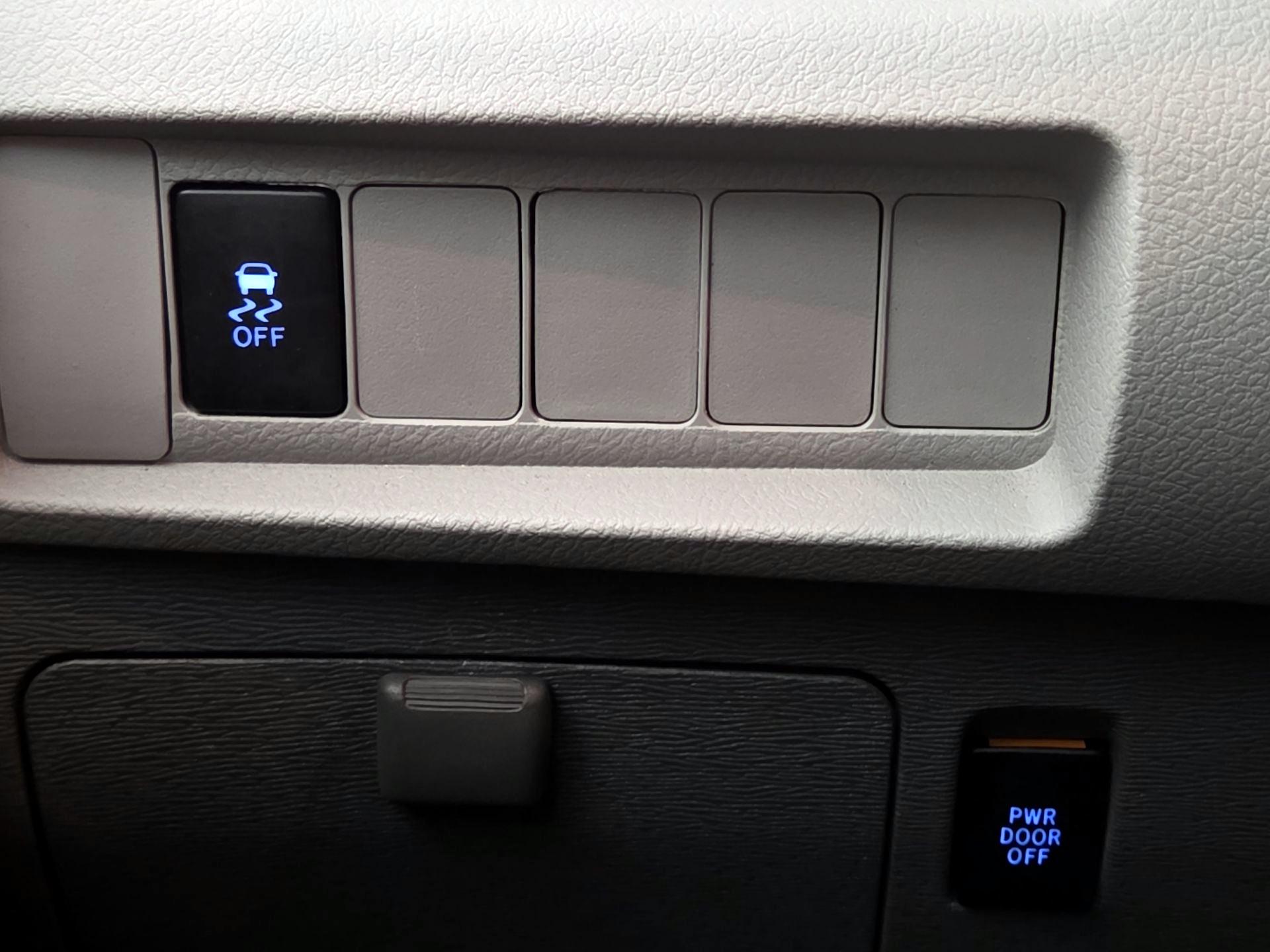 Thumbnail: 2019 Toyota Sienna - 13