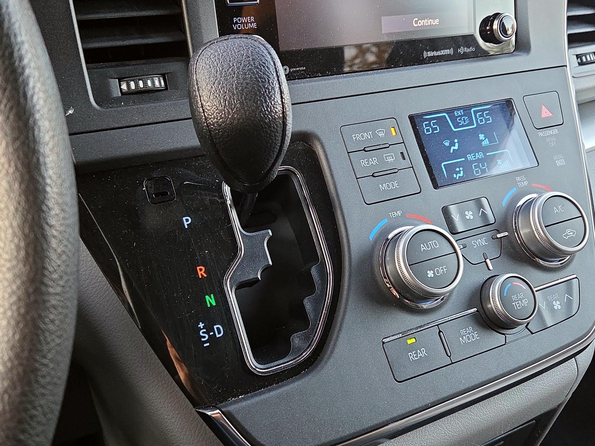 Thumbnail: 2019 Toyota Sienna - 18