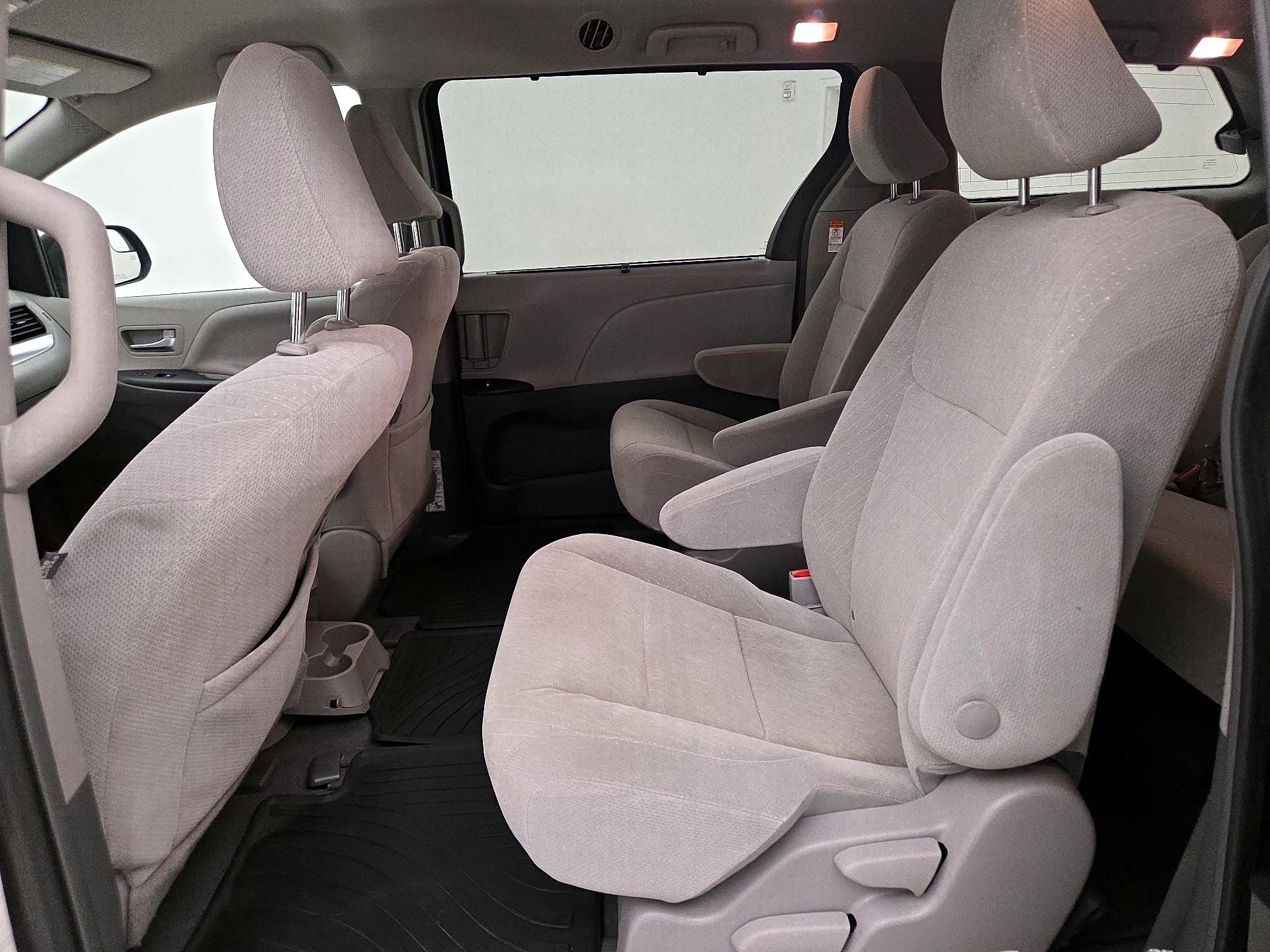 Thumbnail: 2019 Toyota Sienna - 20