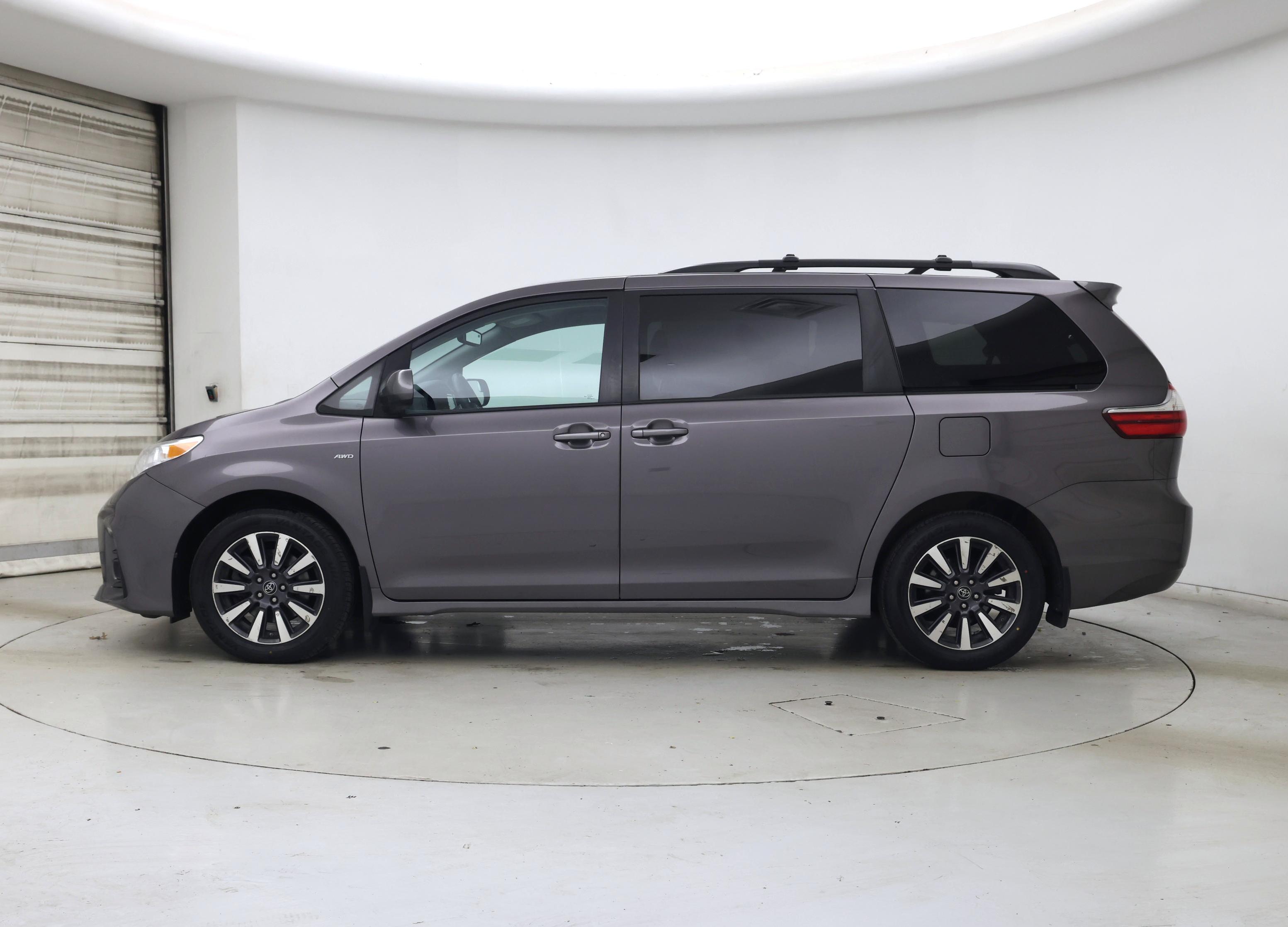 Thumbnail: 2019 Toyota Sienna - 3