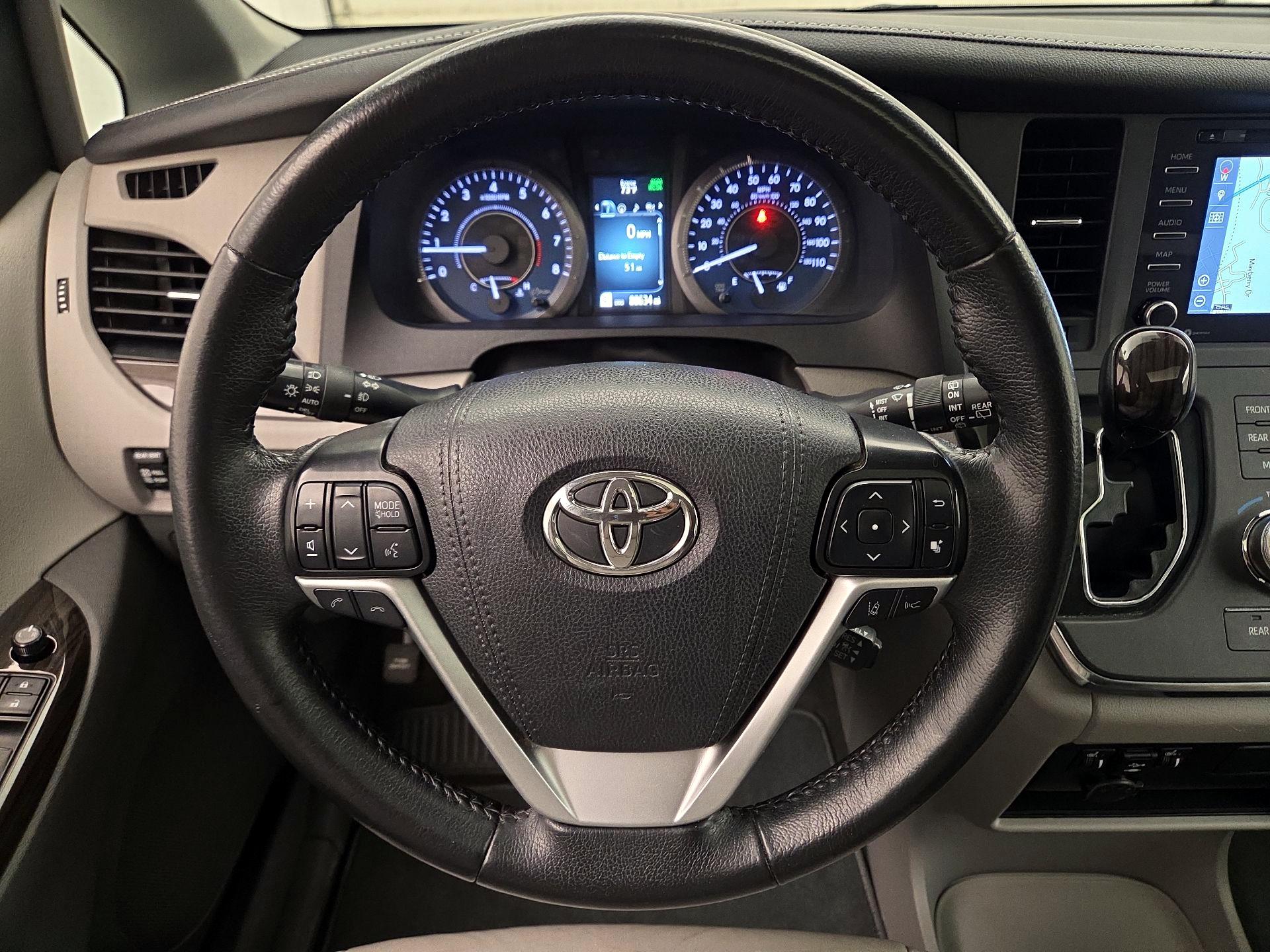 Thumbnail: 2019 Toyota Sienna - 10