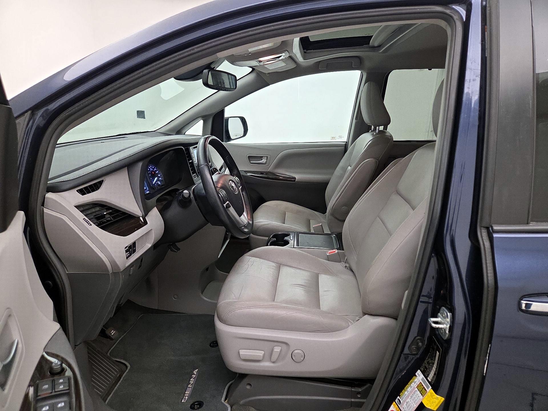 Thumbnail: 2019 Toyota Sienna - 11