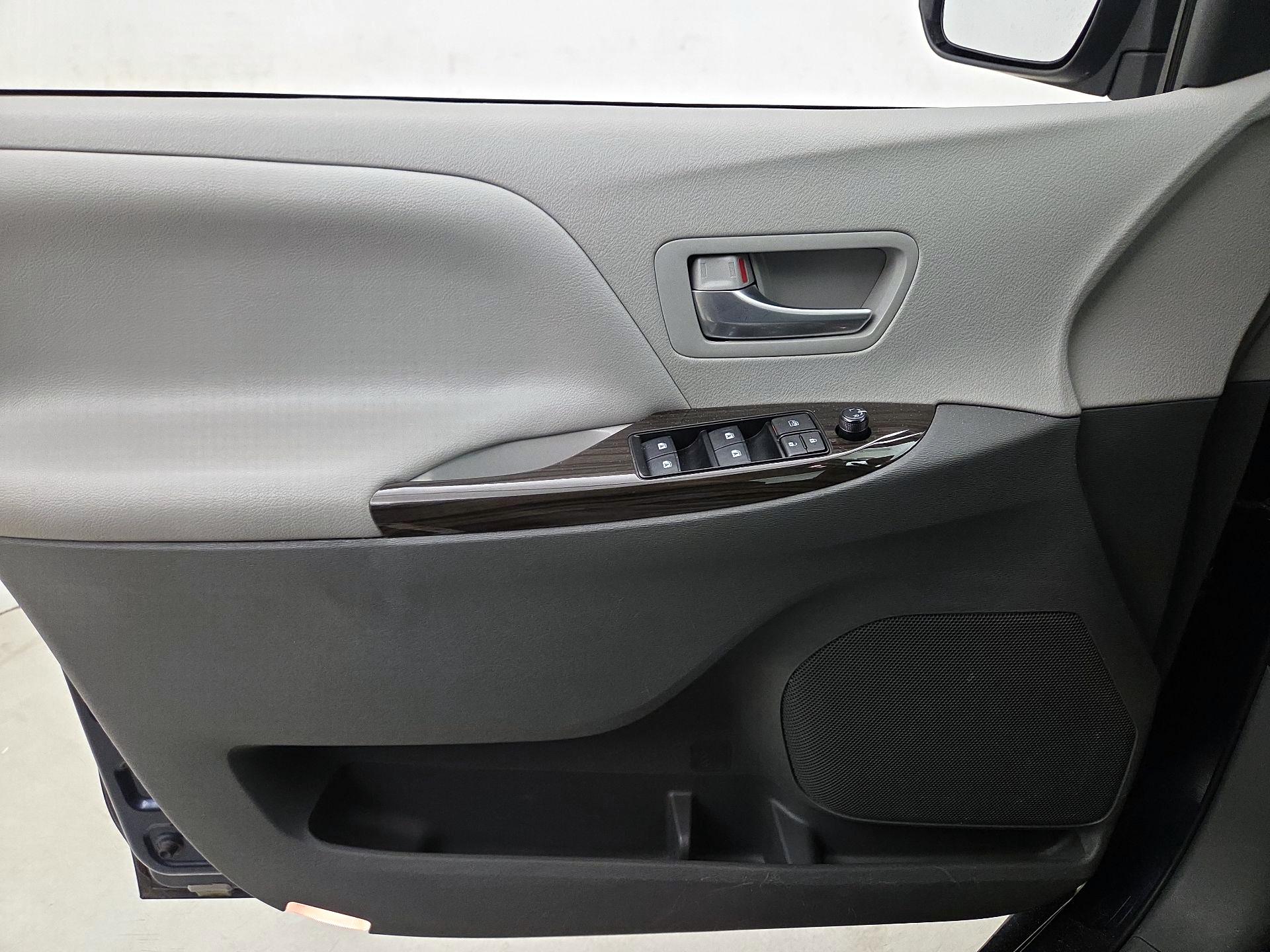 Thumbnail: 2019 Toyota Sienna - 12