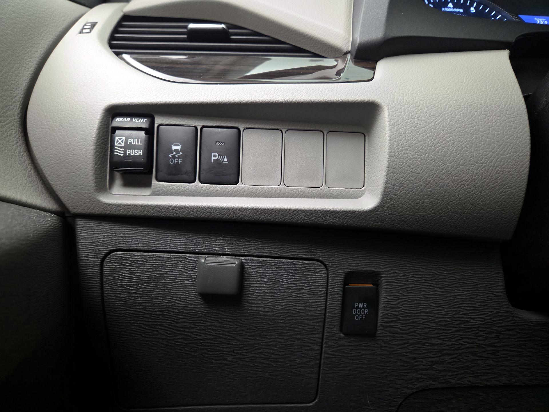 Thumbnail: 2019 Toyota Sienna - 13