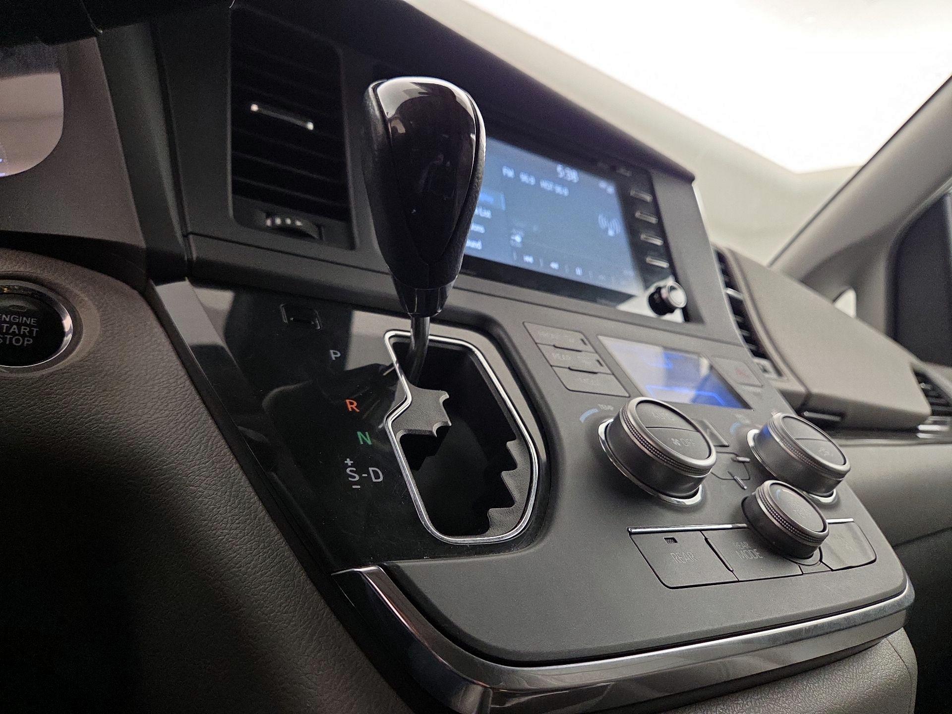 Thumbnail: 2019 Toyota Sienna - 18
