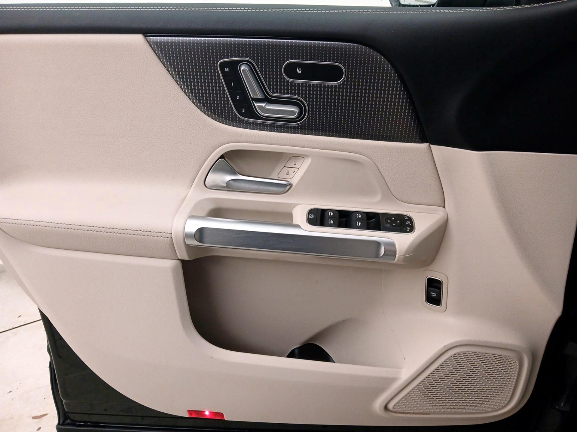 Thumbnail: 2023 Mercedes-Benz GLB - 12