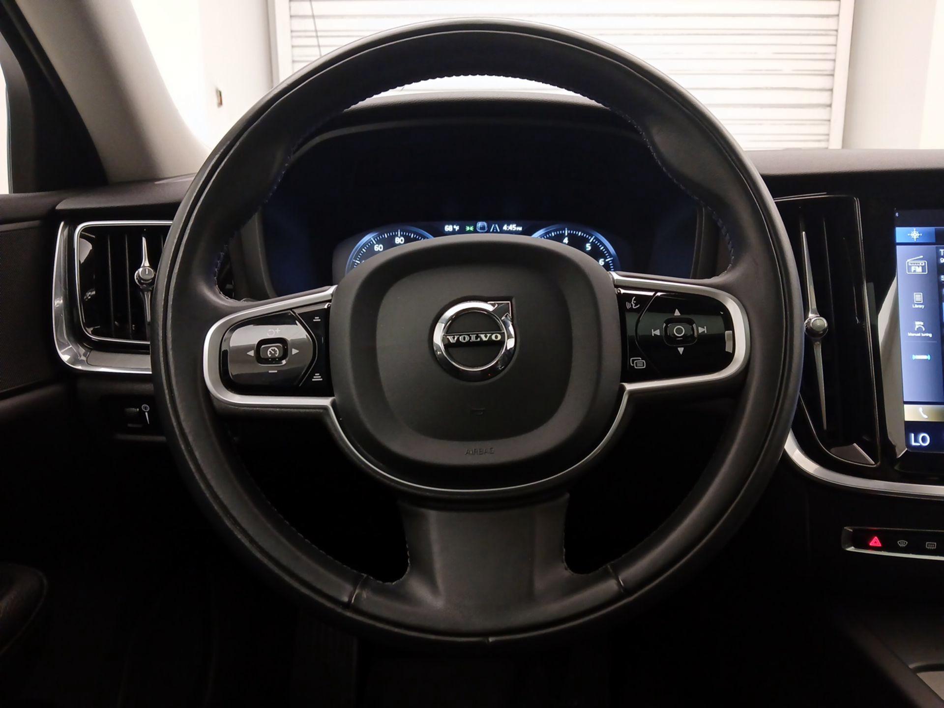 Thumbnail: 2021 Volvo S60 - 10