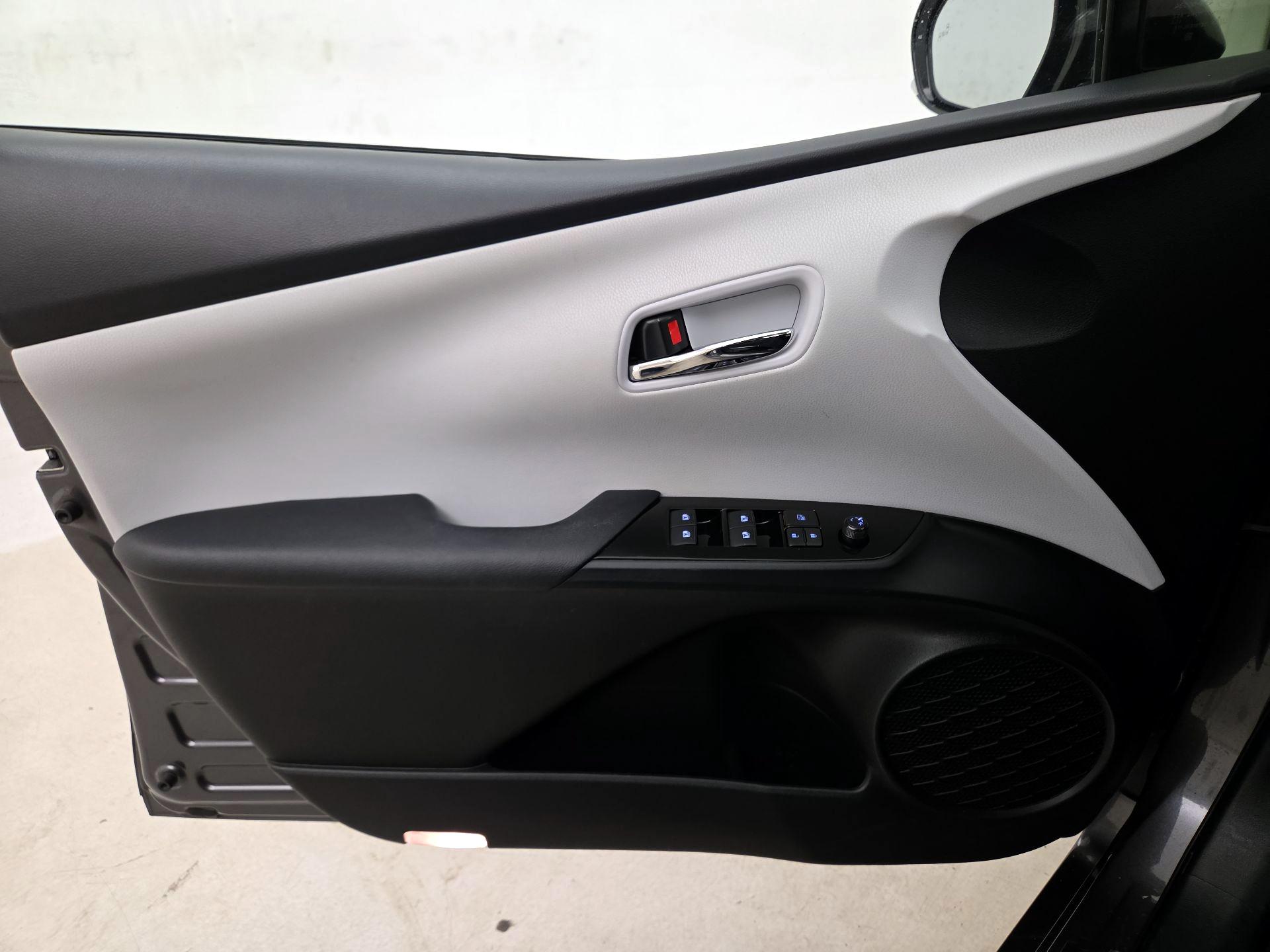 Thumbnail: 2017 Toyota Prius Prime - 12